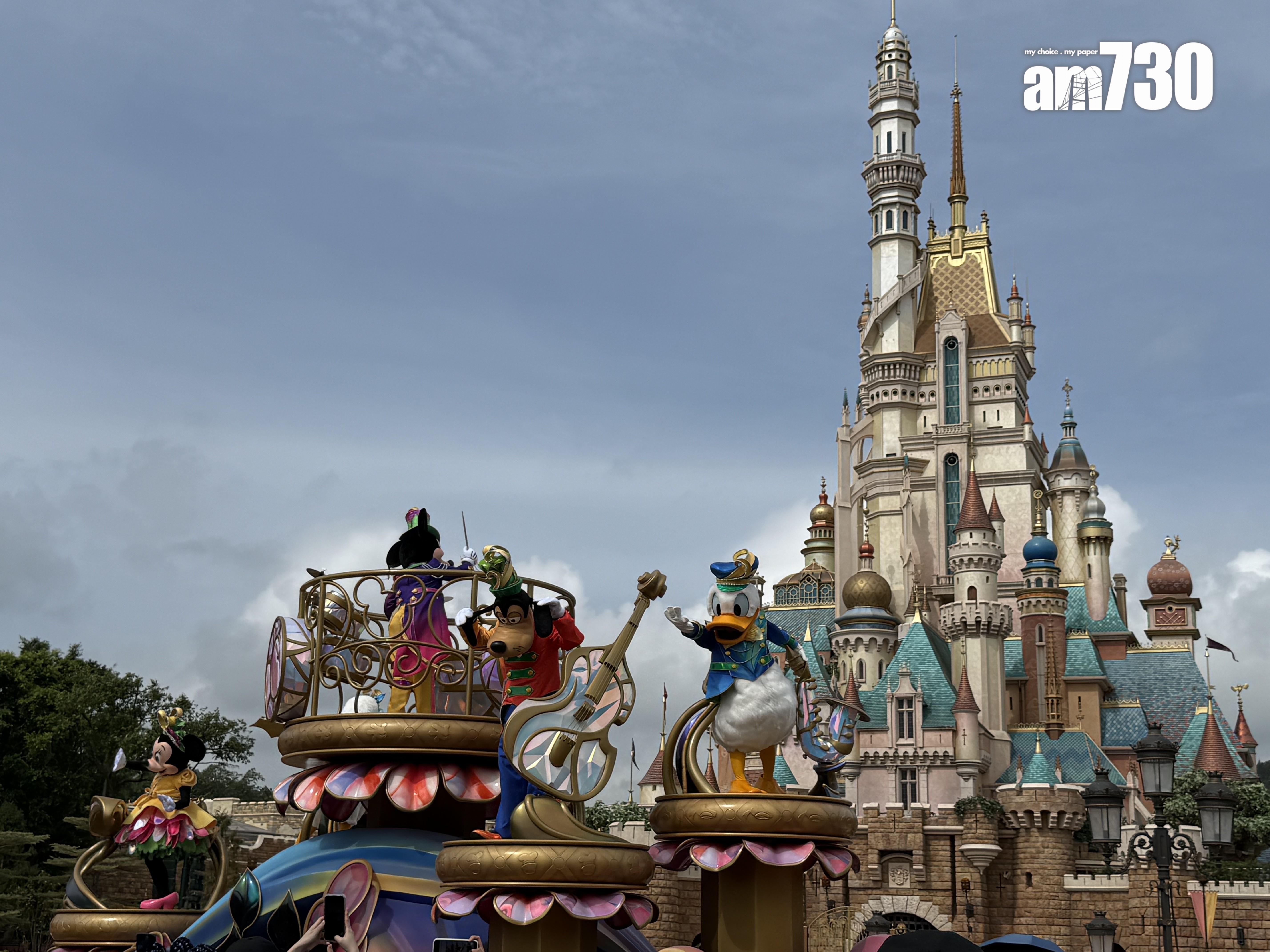 米奇與好友主題花車。(本報攝)