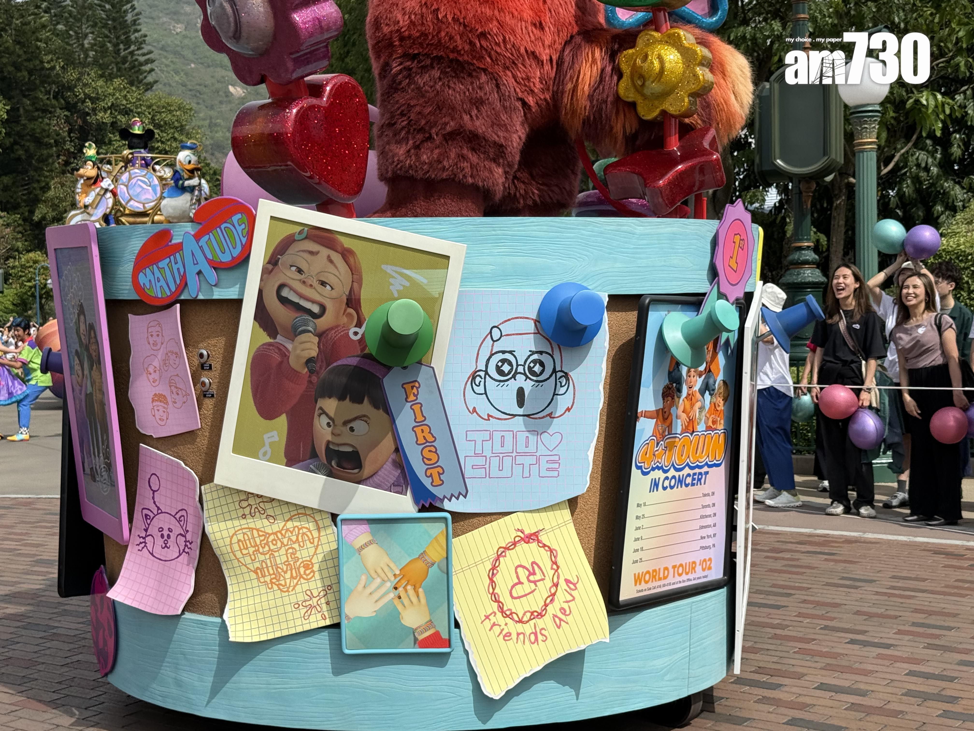 《熊抱青春記》紅熊貓美美主題花車。(本報攝)