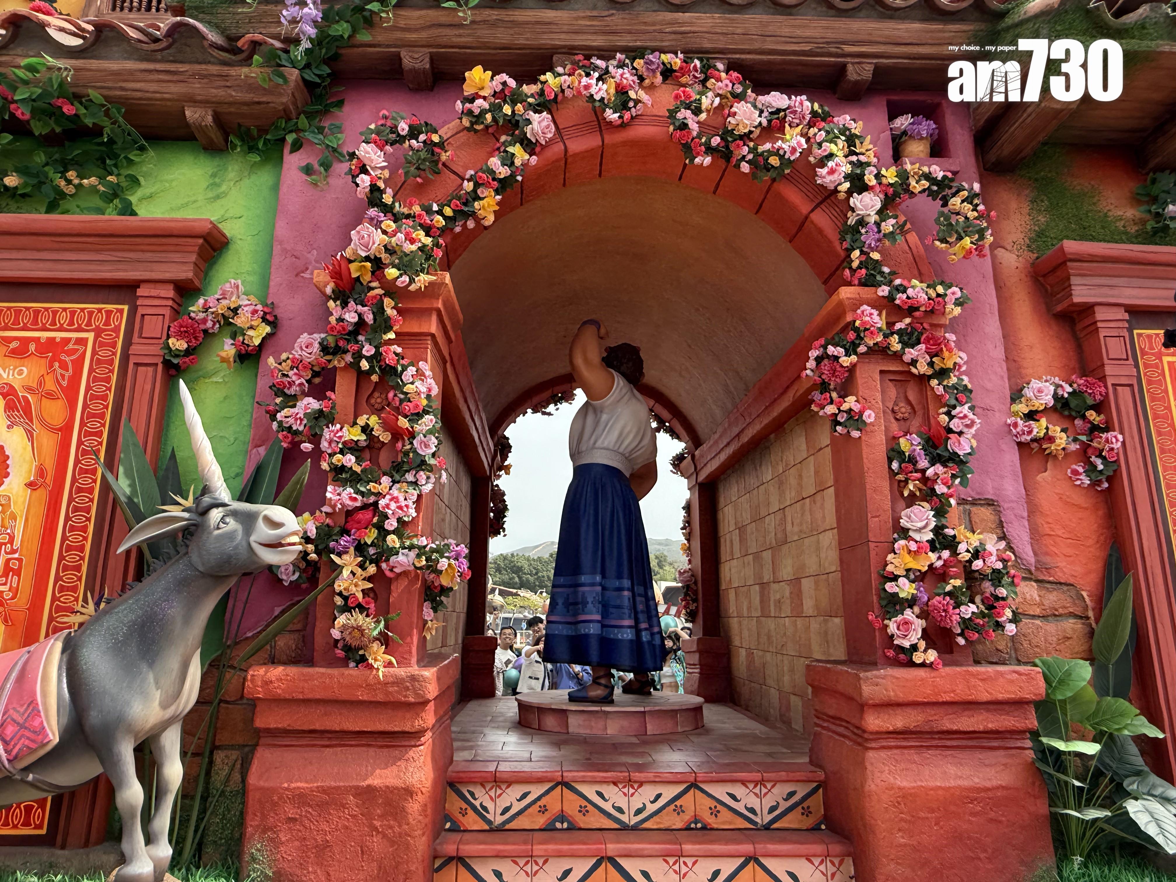 《奇幻魔法屋》主題花車重現電影中場景。(本報攝)