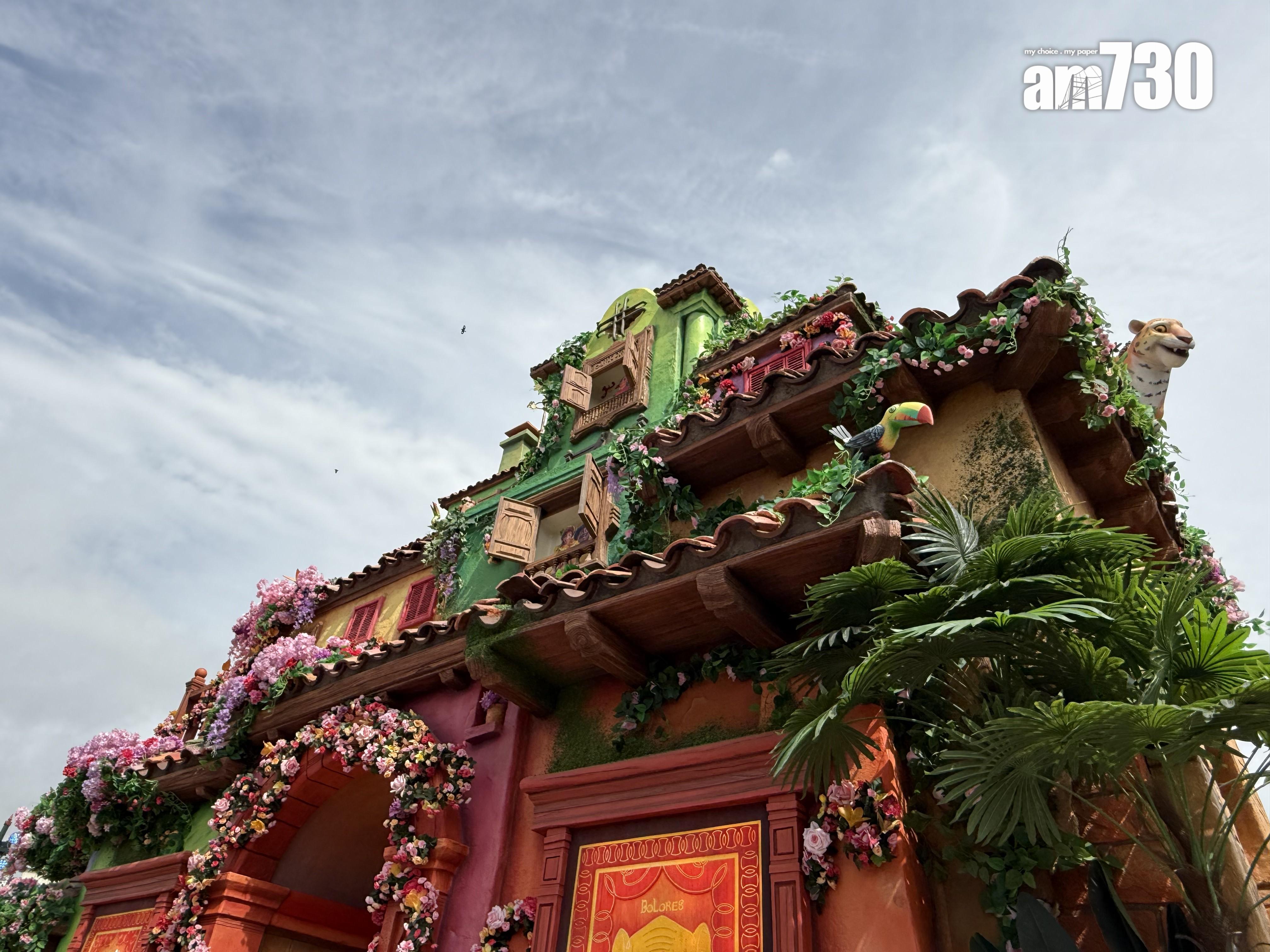 《奇幻魔法屋》主題花車重現電影中場景。(本報攝)