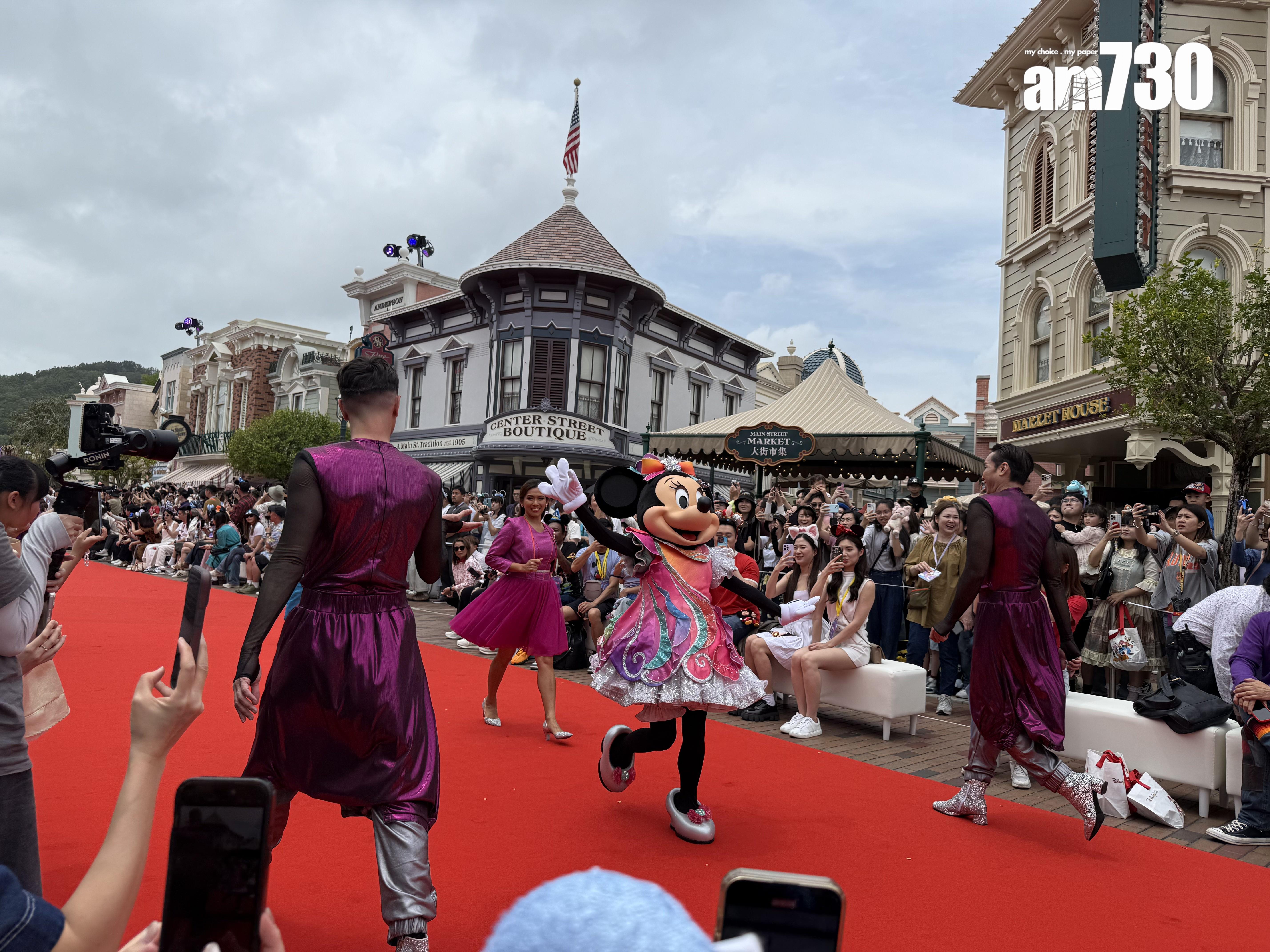 一眾迪士尼好友及表演者等人員以一身20周年派對服飾及主題商品造型,亮相美國小鎮大街的紅地氈上。(本報攝)