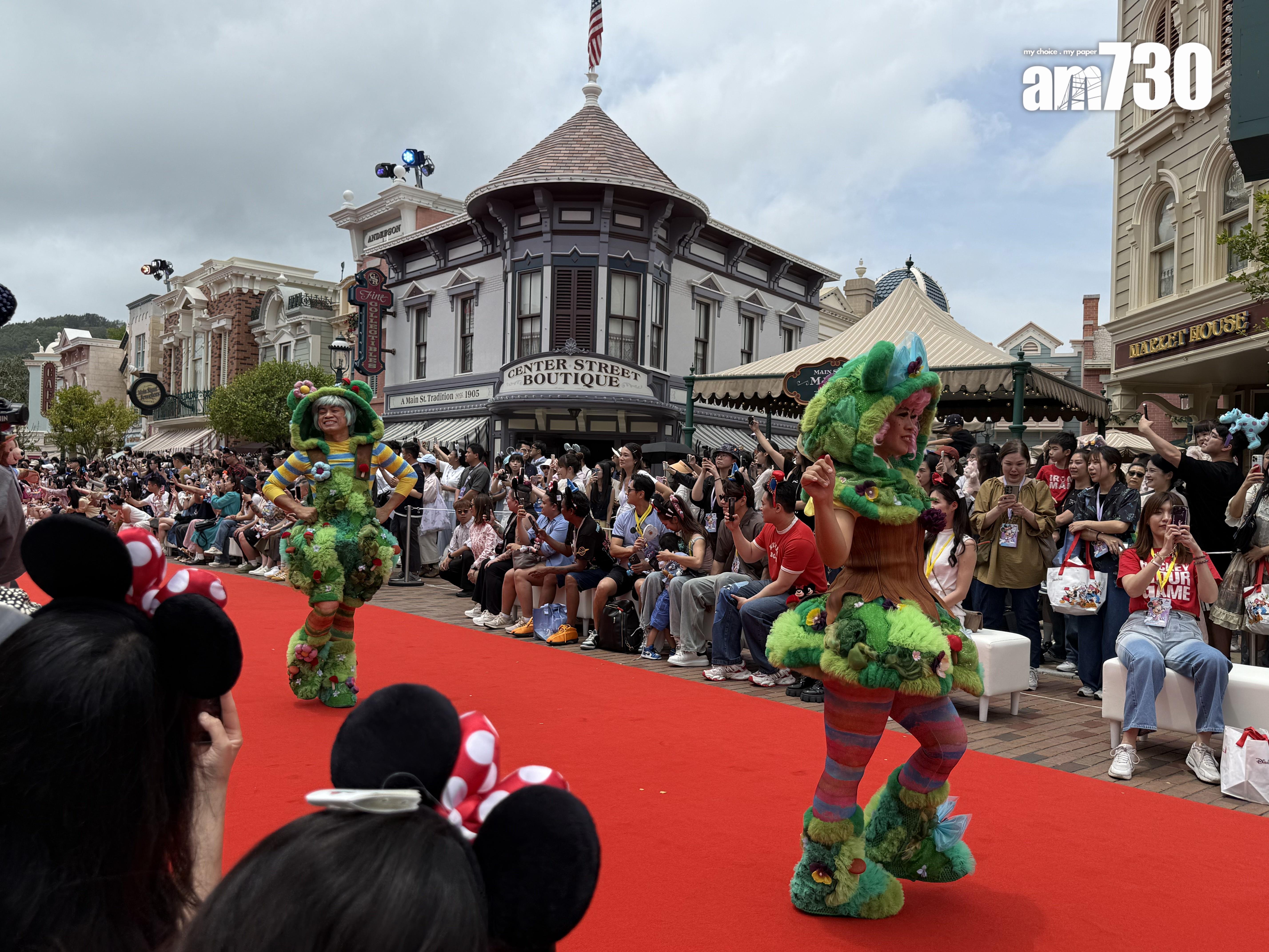 一眾迪士尼好友及表演者等人員以一身20周年派對服飾及主題商品造型,亮相美國小鎮大街的紅地氈上。(本報攝)