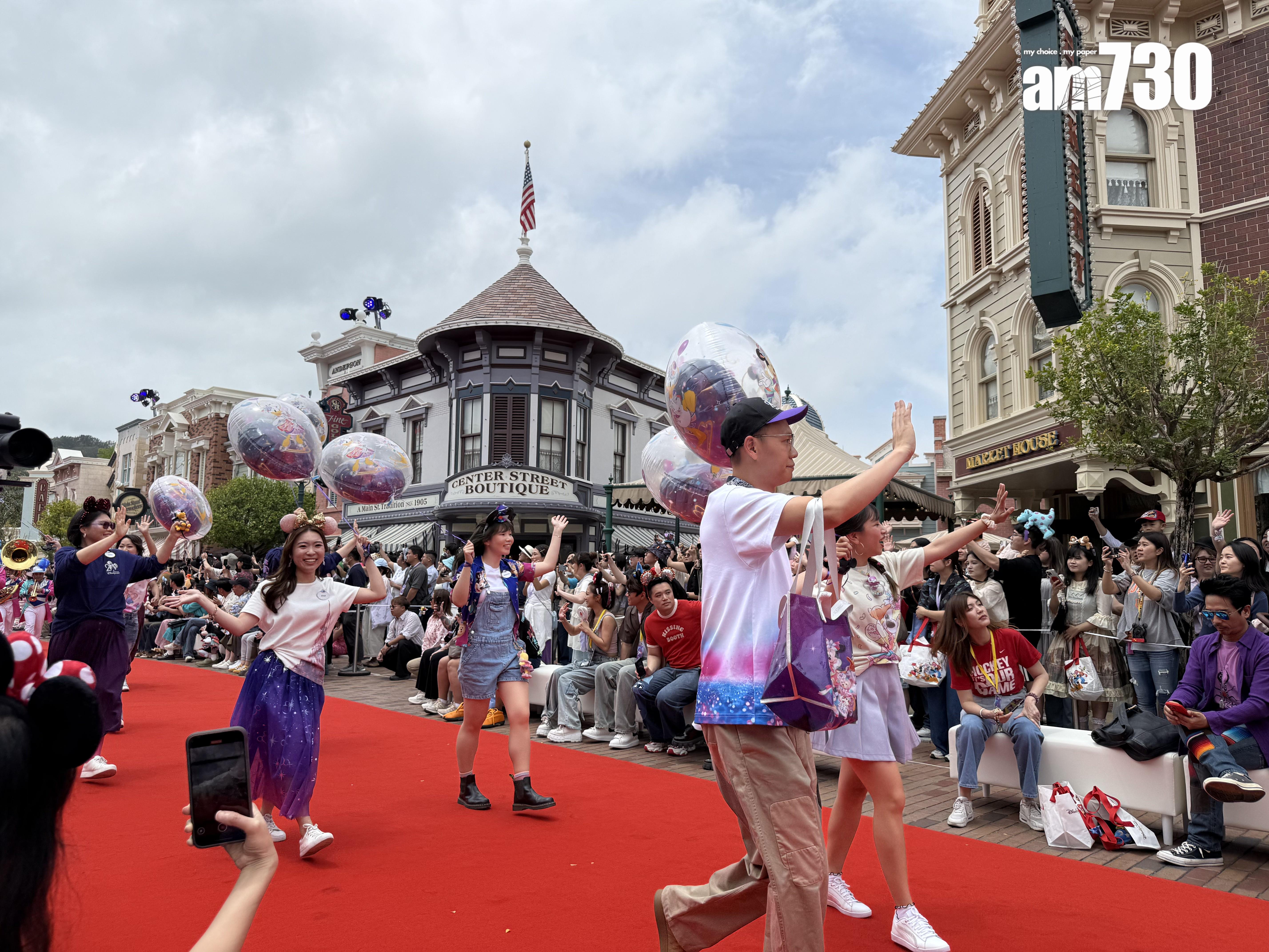 一眾迪士尼好友及表演者等人員以一身20周年派對服飾及主題商品造型,亮相美國小鎮大街的紅地氈上。(本報攝)