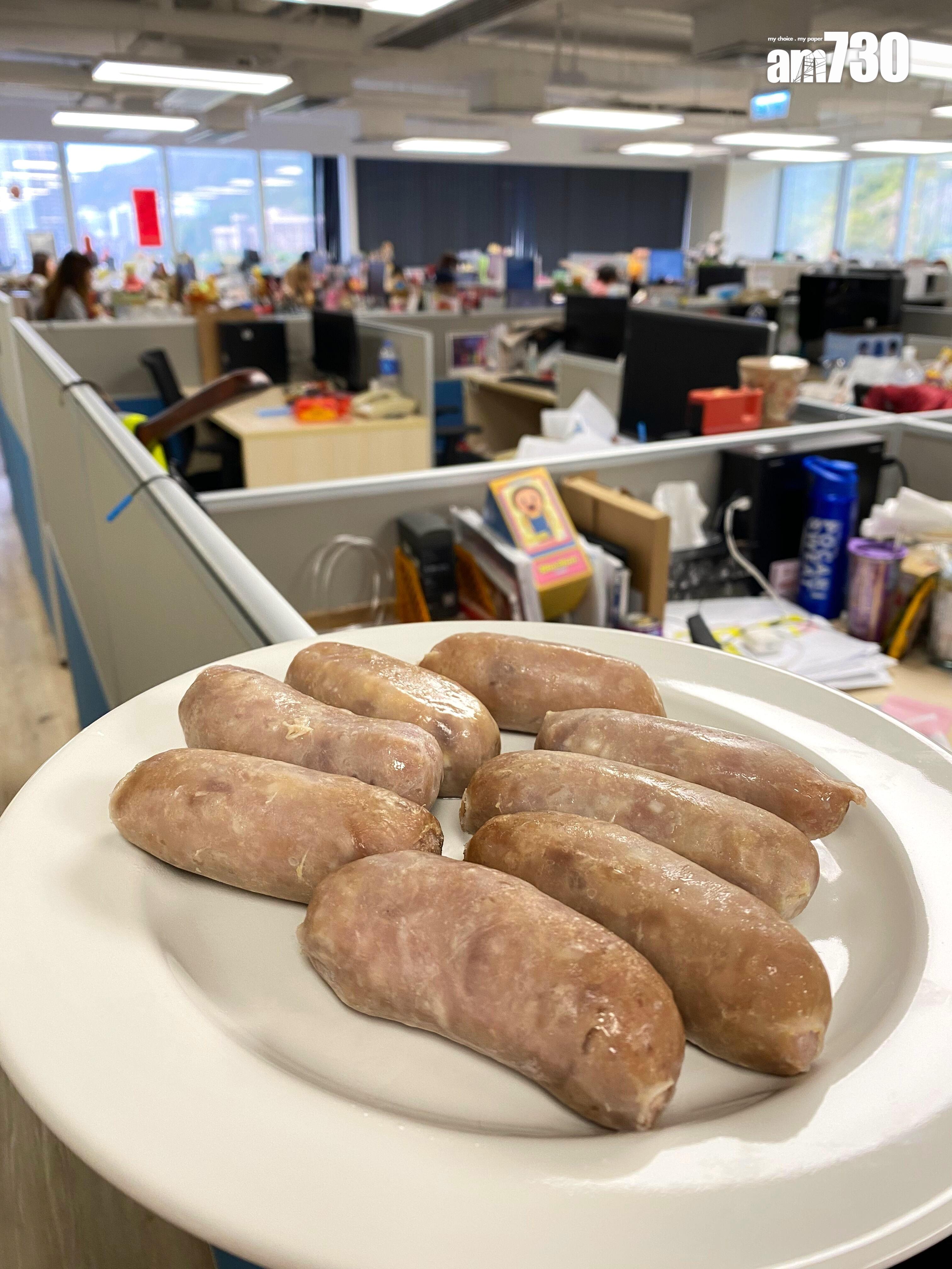 放入微波爐叮熱後的原味黑豬肉烤腸,欠缺油潤光澤。