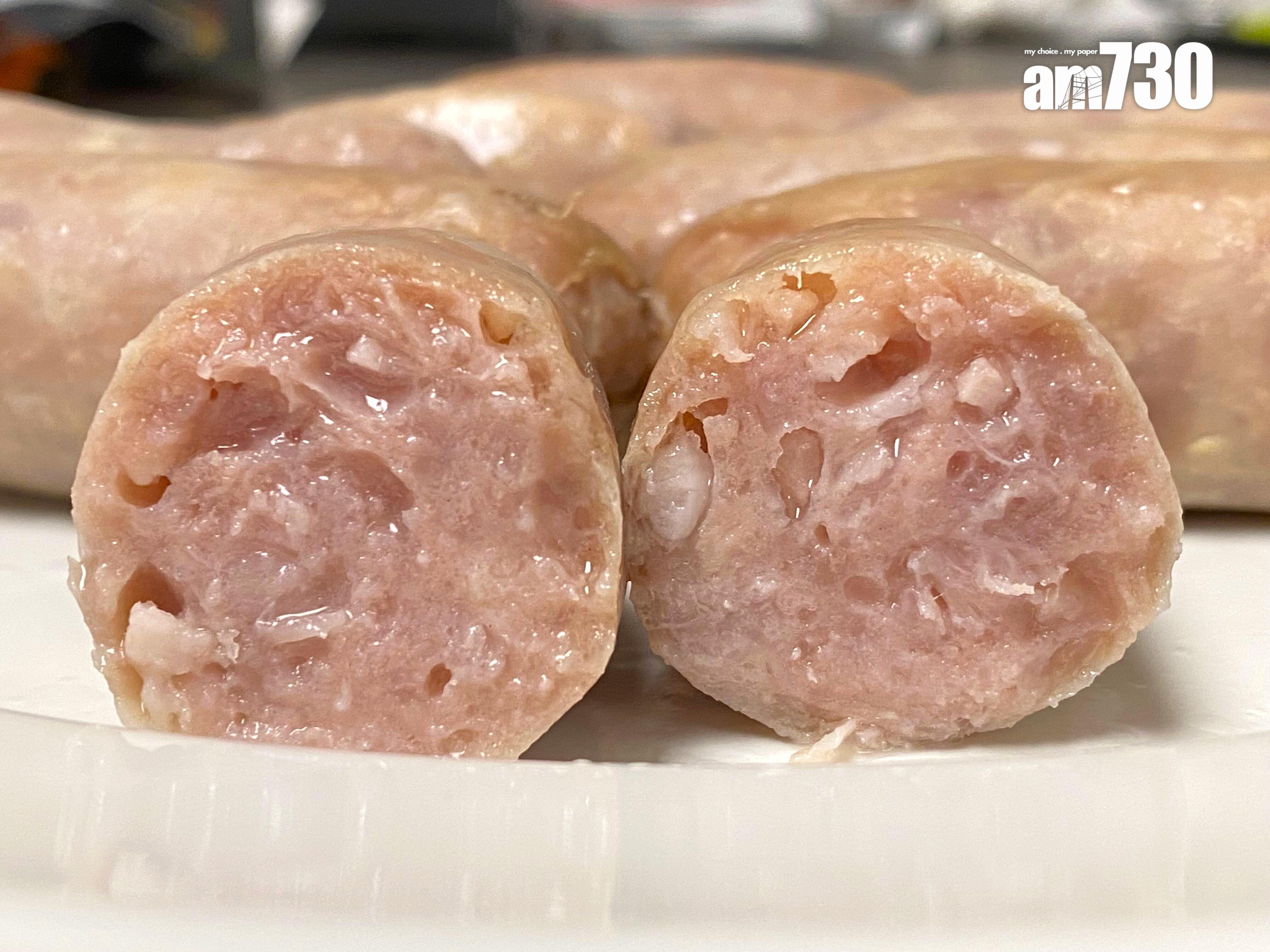 切開黑豬肉腸,看見切面鎖著肉汁。