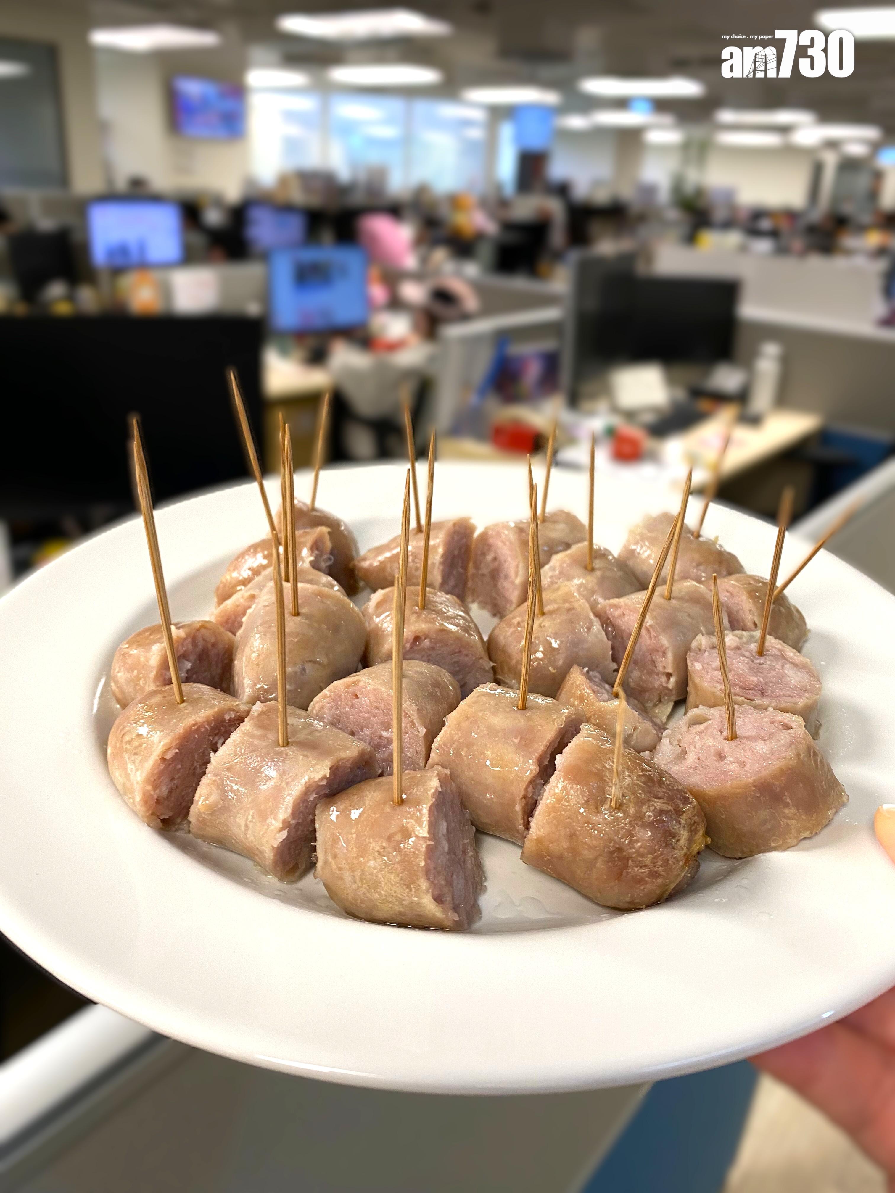 煙熏蜜汁烤腸放入微波爐高火加熱4分鐘後,切成小段給同事們試味。