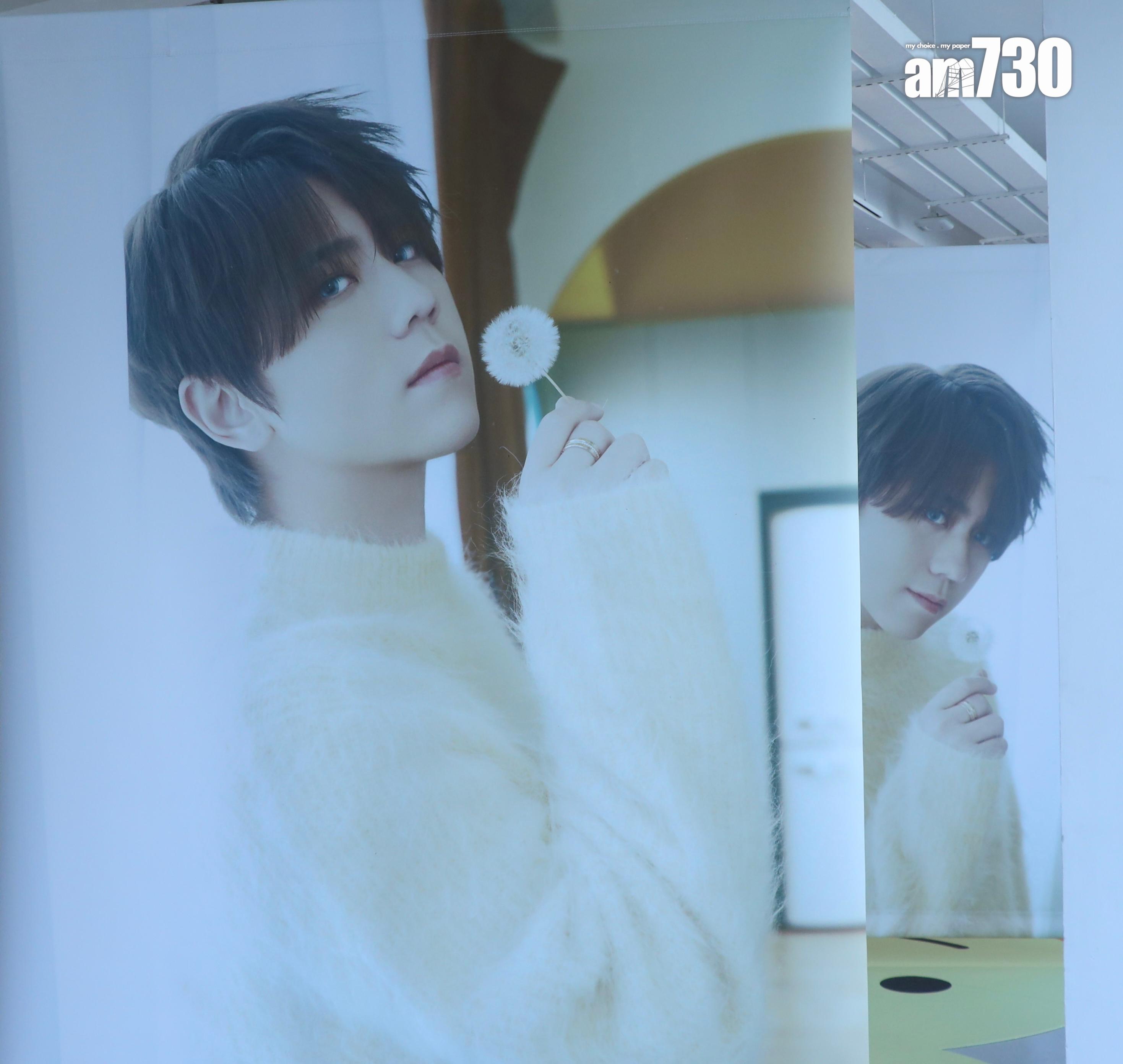 姜濤服飾及相片展覽「The Keung’s Galleria」,姜濤貼上哈哈笑貼紙,擺可愛甫士。(娛樂組攝)