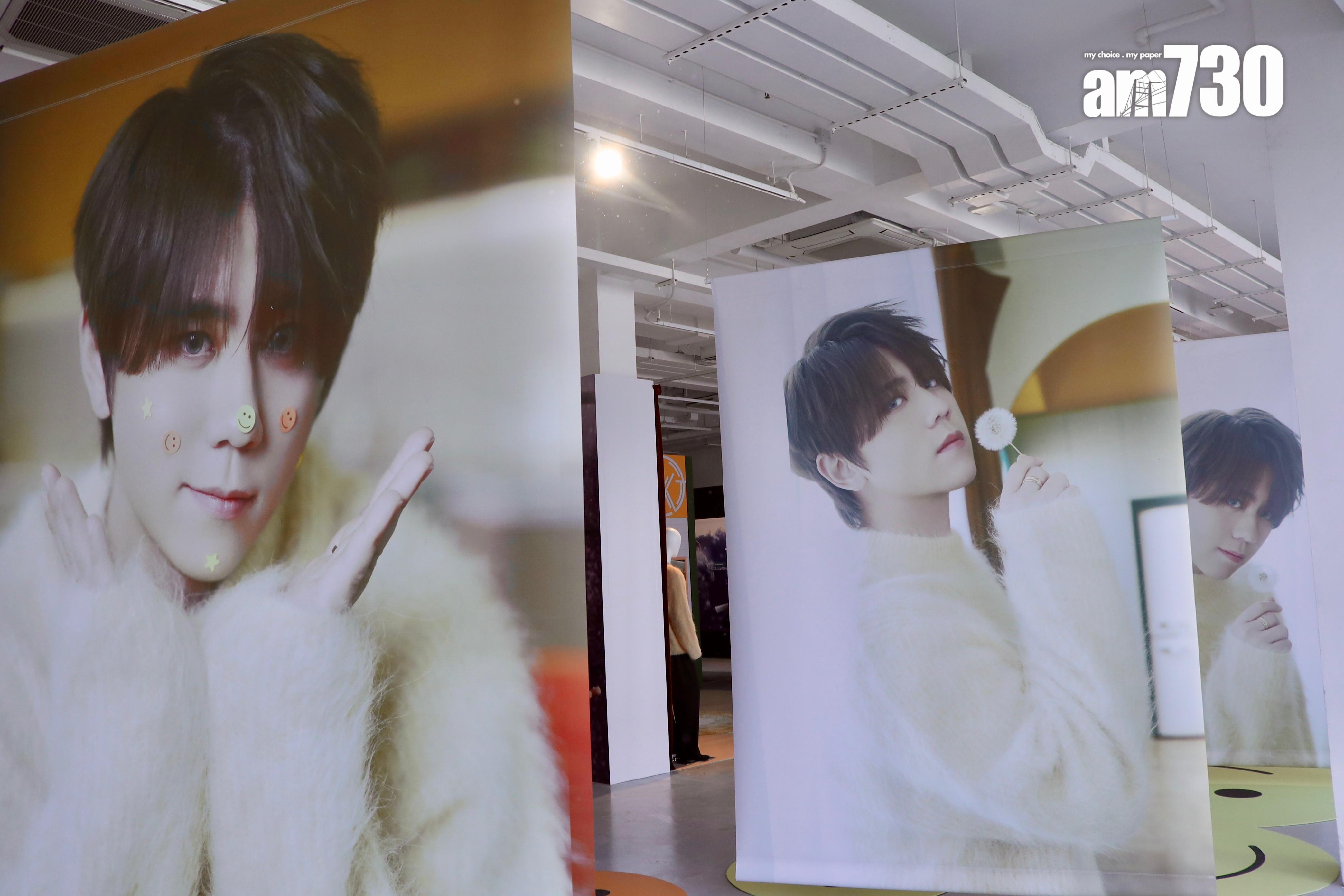 姜濤服飾及相片展覽「The Keung’s Galleria」,姜濤貼上哈哈笑貼紙,擺可愛甫士。(娛樂組攝)