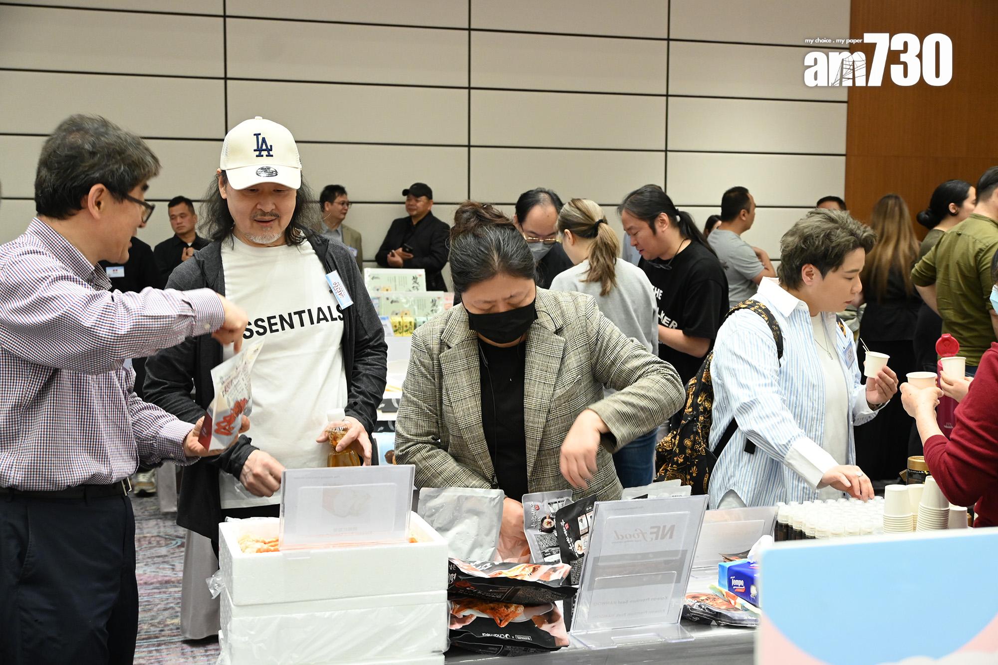 鮑聖光、林彥言(林銣偉)在活動開始前已經品嚐不同食品。(娛樂組攝)