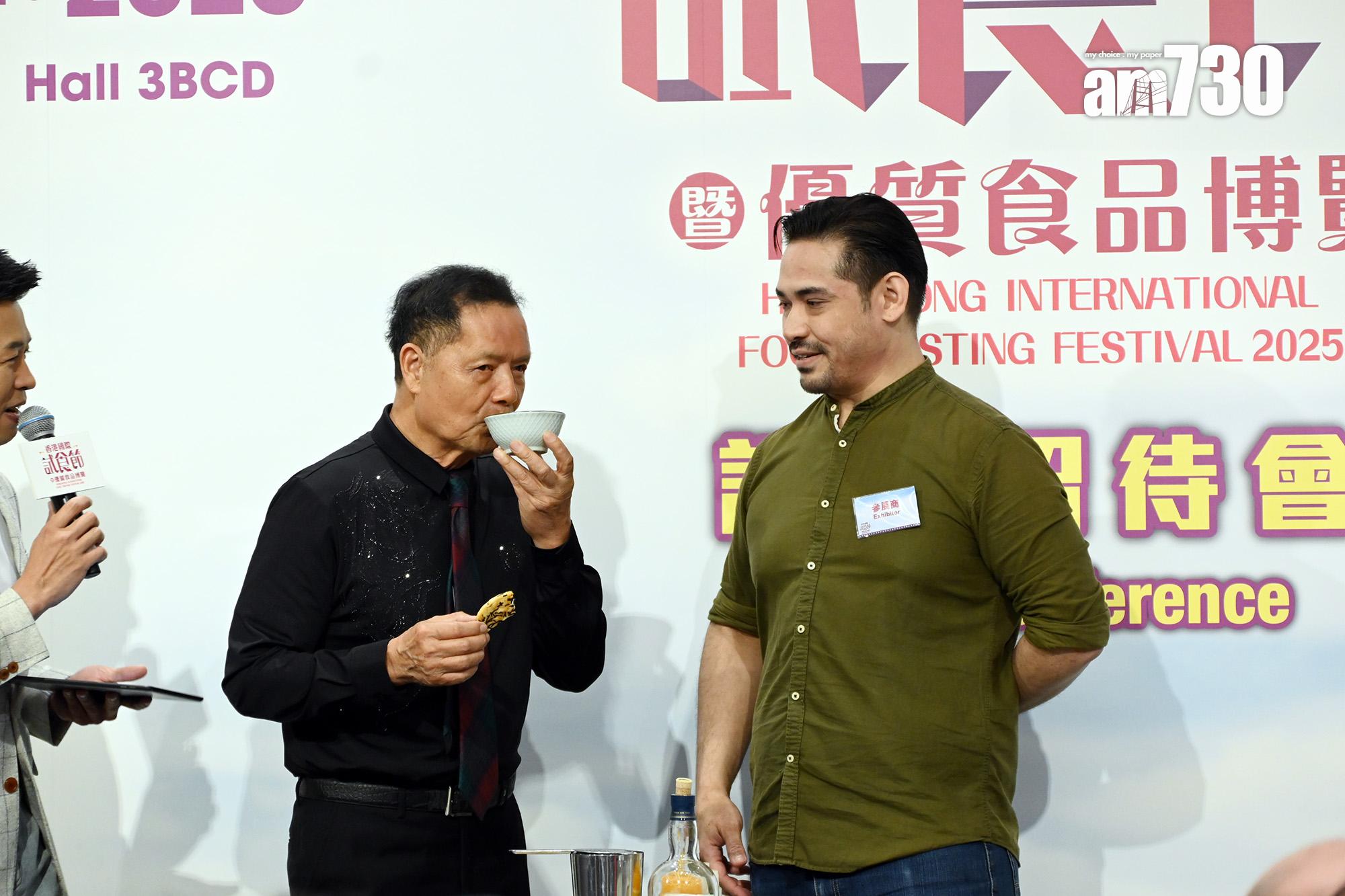 吳大強即場試飲,大讚美味。(娛樂組攝)