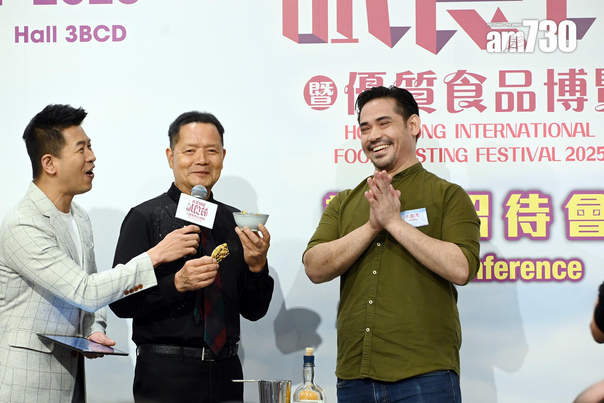 吳大強即場試飲,大讚美味。(娛樂組攝)