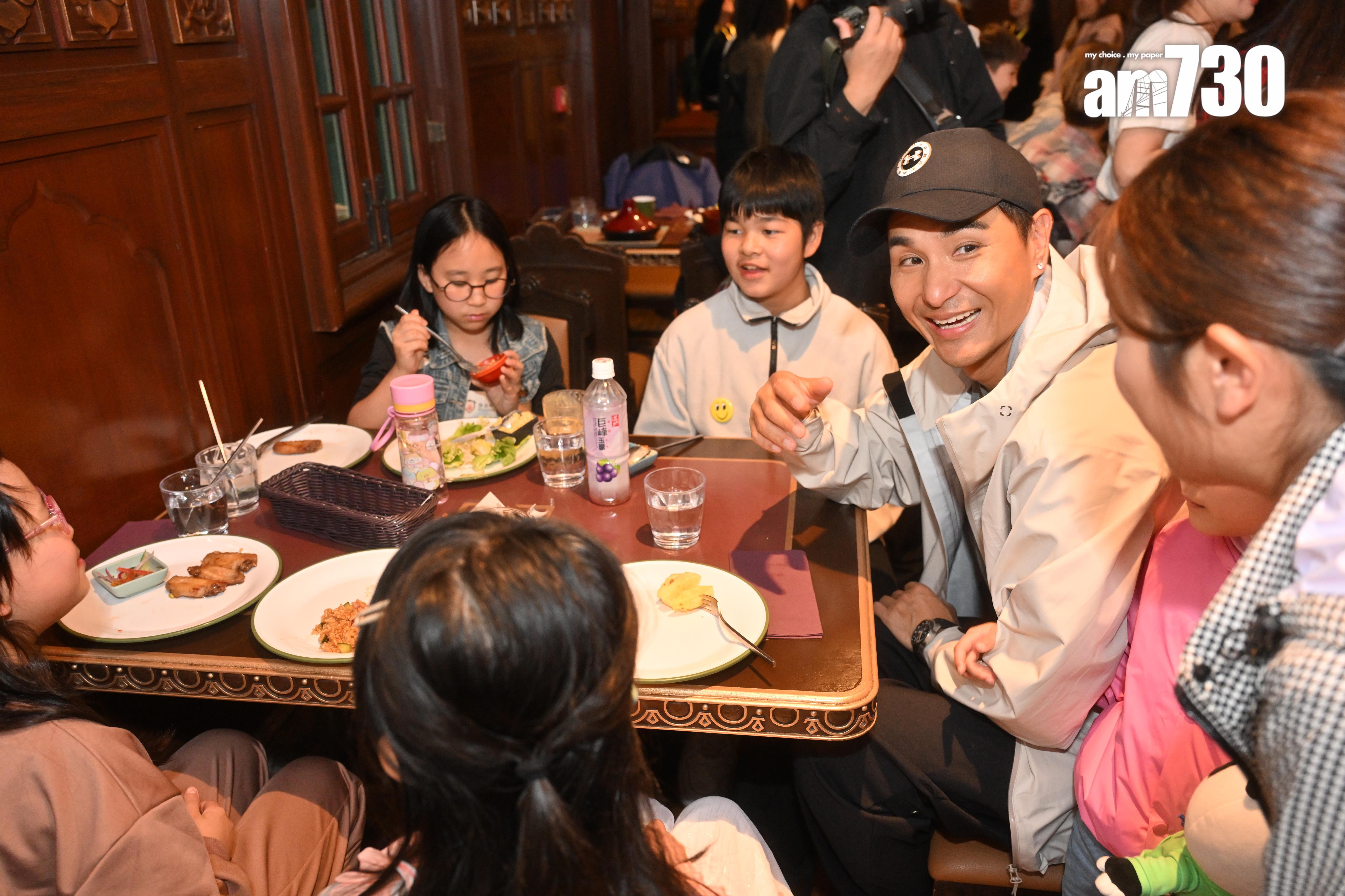 陳展鵬很受小朋友歡迎,他跟小朋友分享自己的兒時玩意。(娛樂組攝)