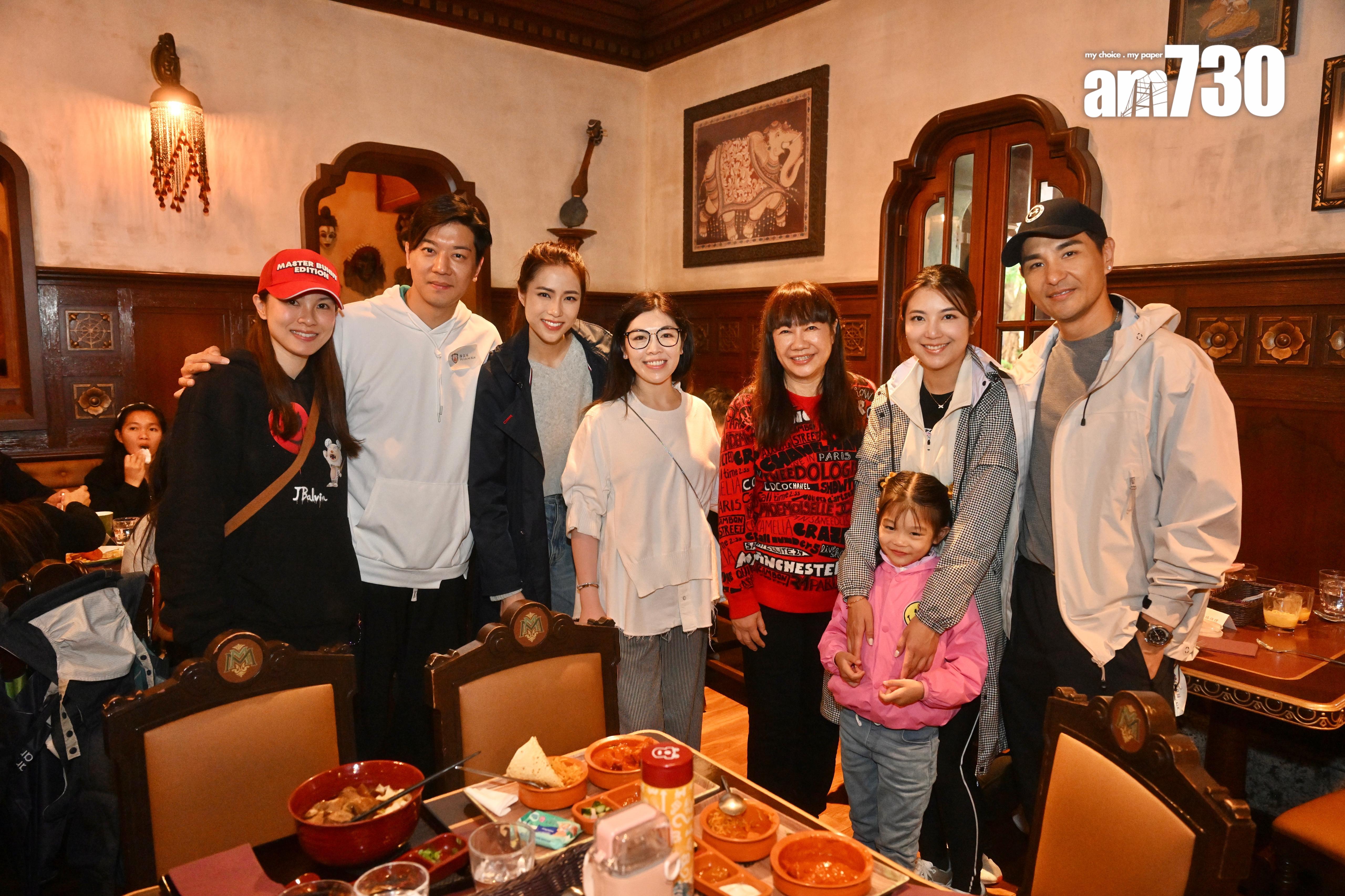 李何芷韻主席(中)、譚毓楨副主席(右三)與陳展鵬、黎諾懿等合照。(娛樂組攝)