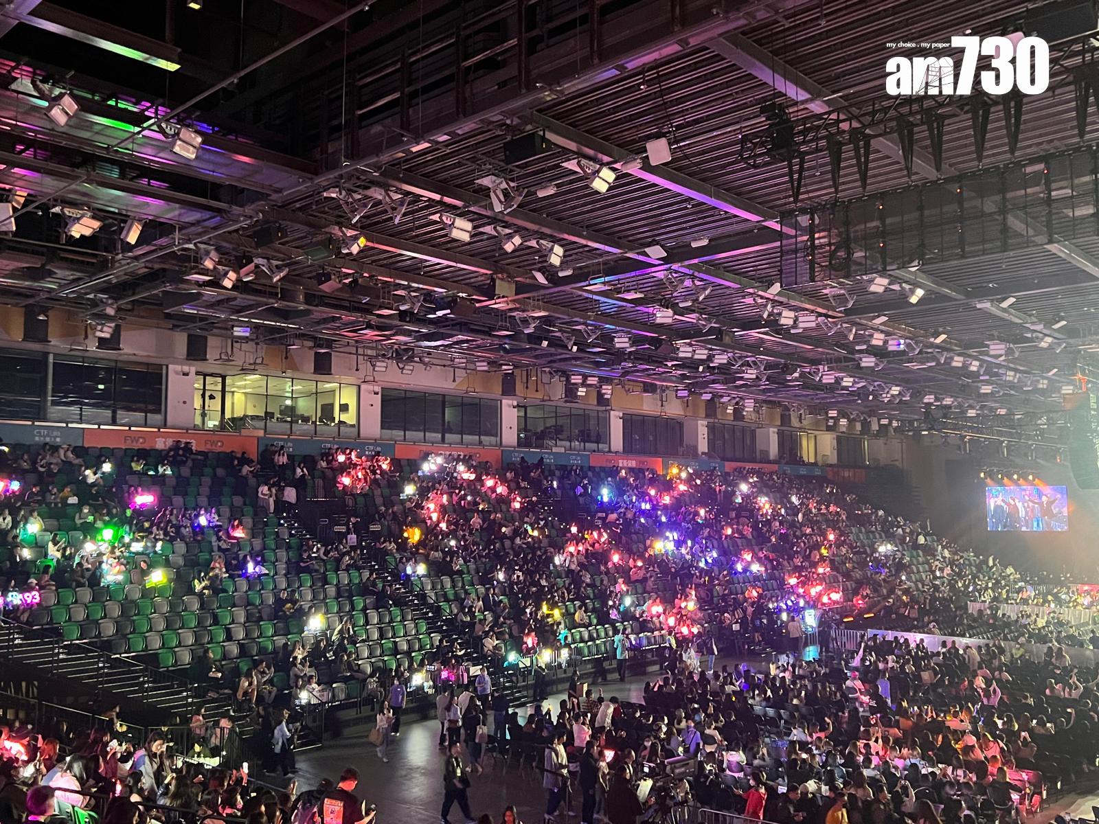 《Chill Club推介榜年度推介24/25》準時開始,但仍有大批觀眾未入場。