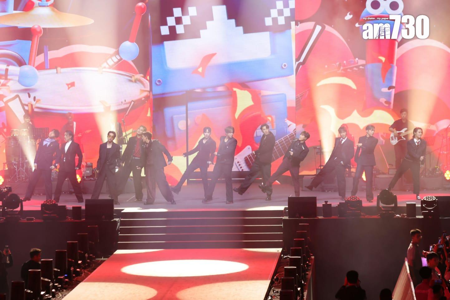 MIRROR上台跳唱《打得火熱》。