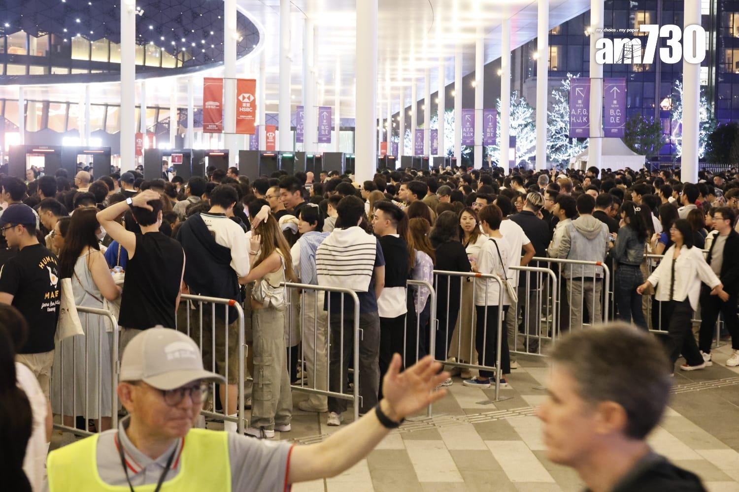 Coldplay演唱會於啟德體育園場外情況。(林俊源攝)