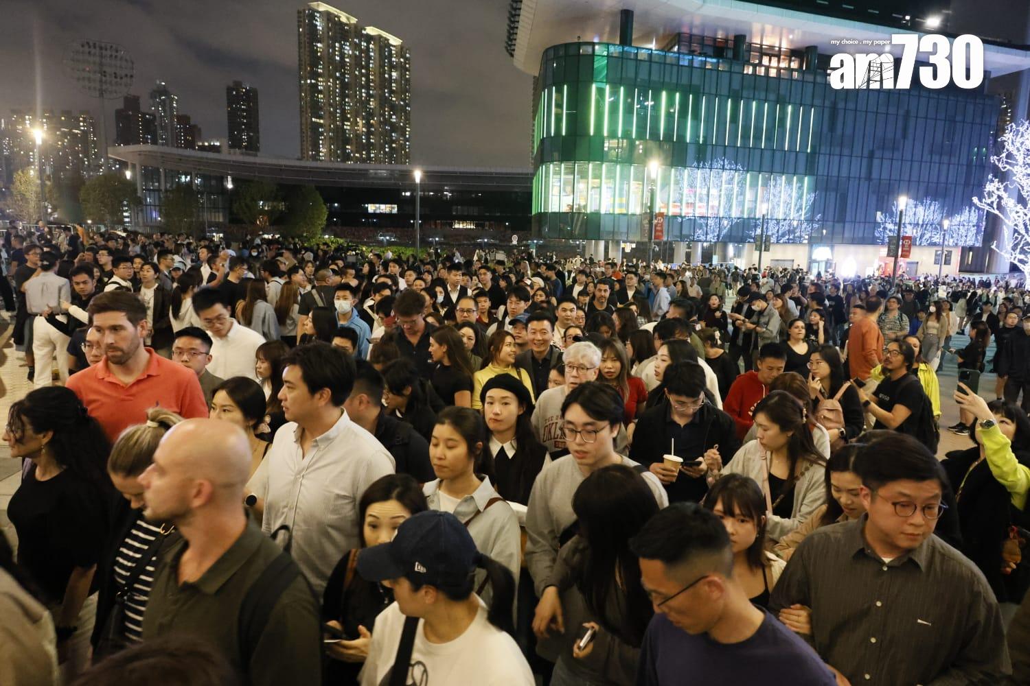 Coldplay演唱會於啟德體育園場外情況。(林俊源攝)