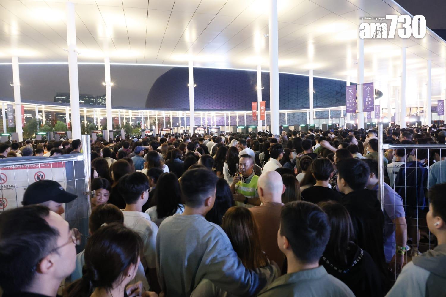 Coldplay演唱會於啟德體育園場外情況。(林俊源攝)