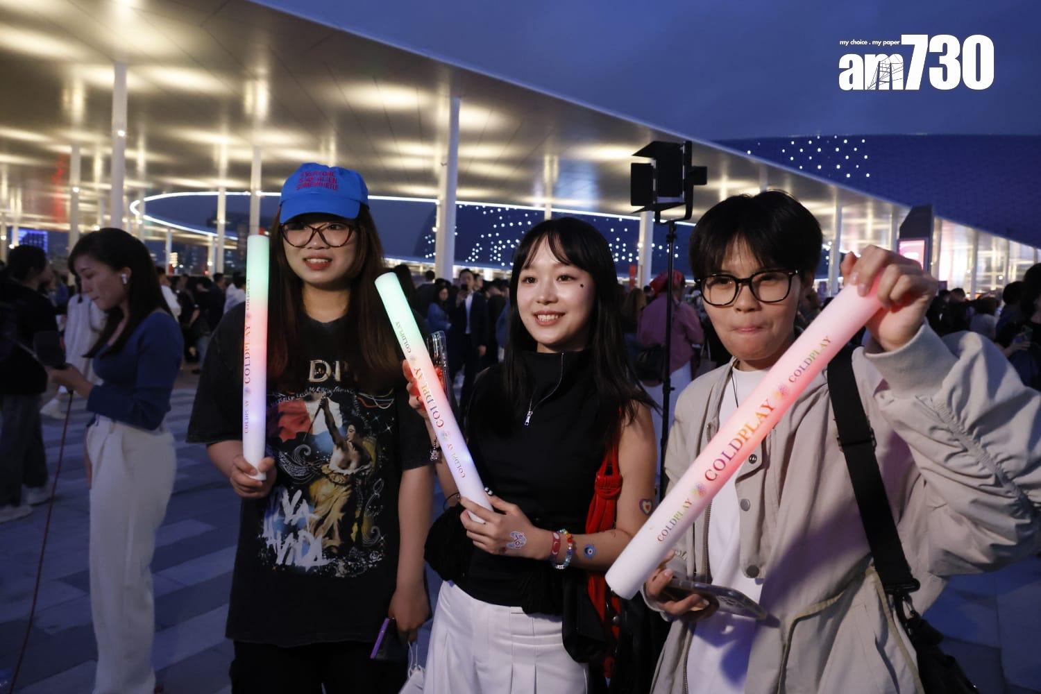 Coldplay演唱會於啟德體育園場外情況,有觀眾不知螢光棒禁入場。(林俊源攝)