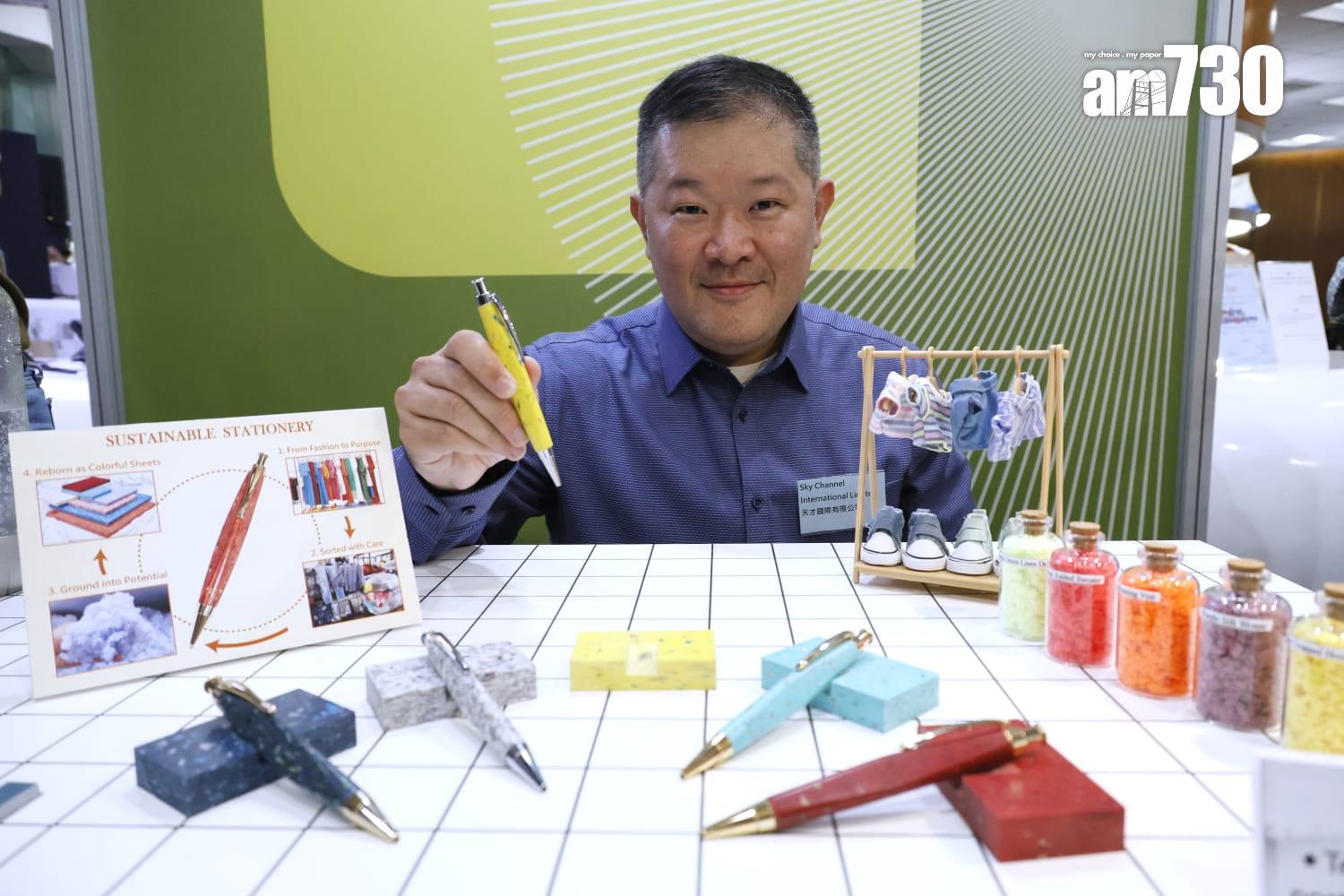 謝錦翔指,以往碎布會重用於成衣,但會受制於碎布的顏色和衣服的設計。 (林俊源攝)