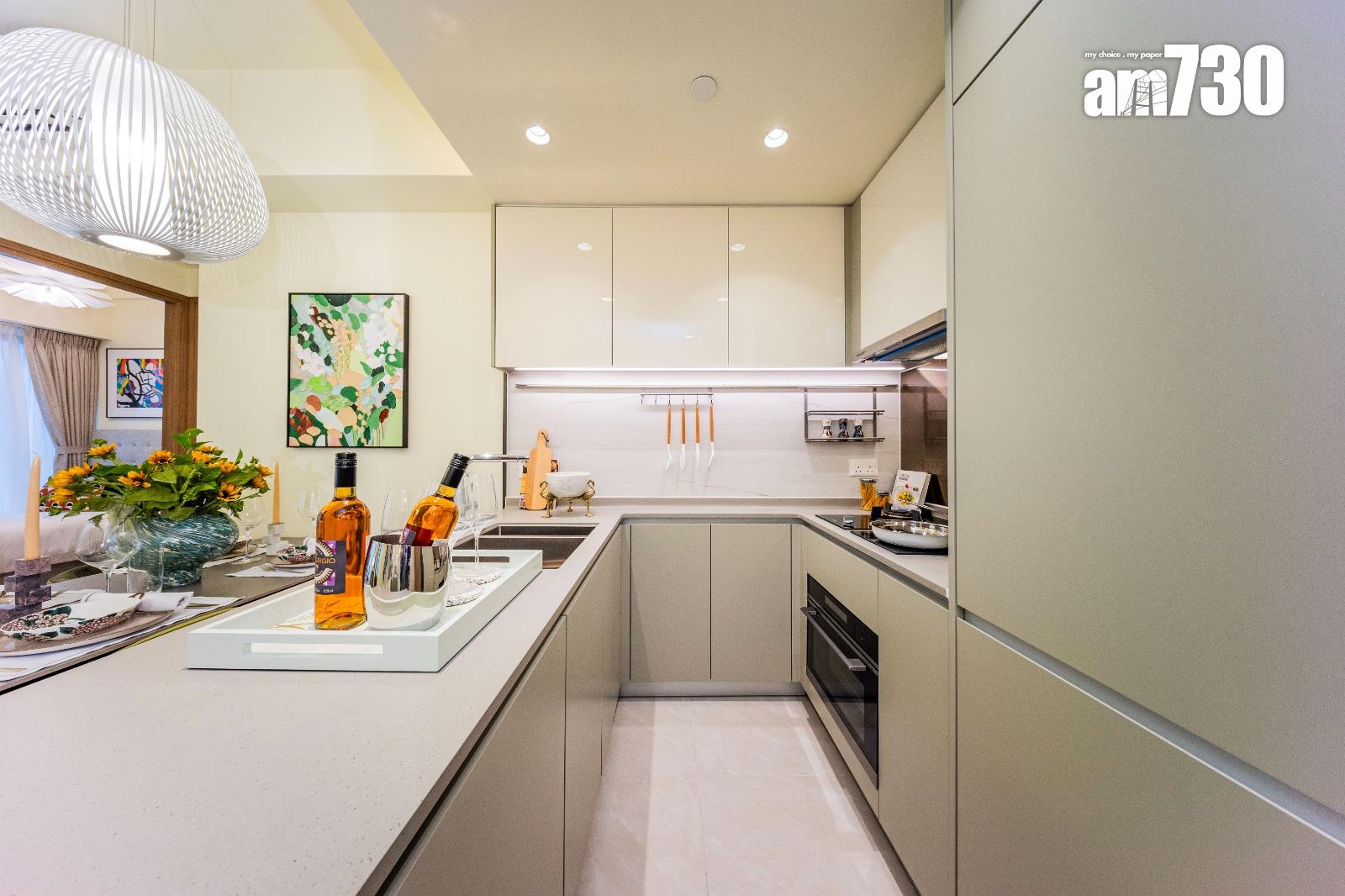 「#LYOS」項目已屆現樓,分層單位的設計經過精心布局,每戶客飯廳及房間皆採用落地大玻璃窗設計,採光度十足;層與層之間高度達3.15米。