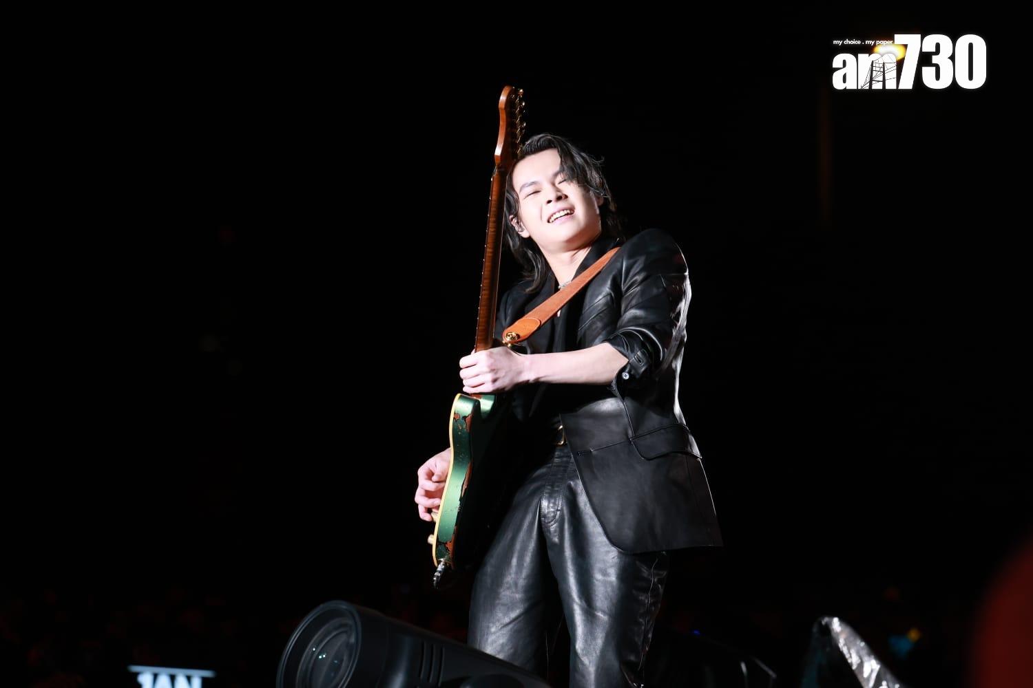 Tiger化身band仔rock爆舞台。(羅錦鴻攝)