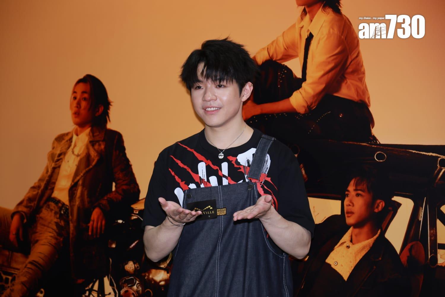 陳卓賢開心「鷹小隊」可以試玩搖滾曲風。(羅錦鴻攝)