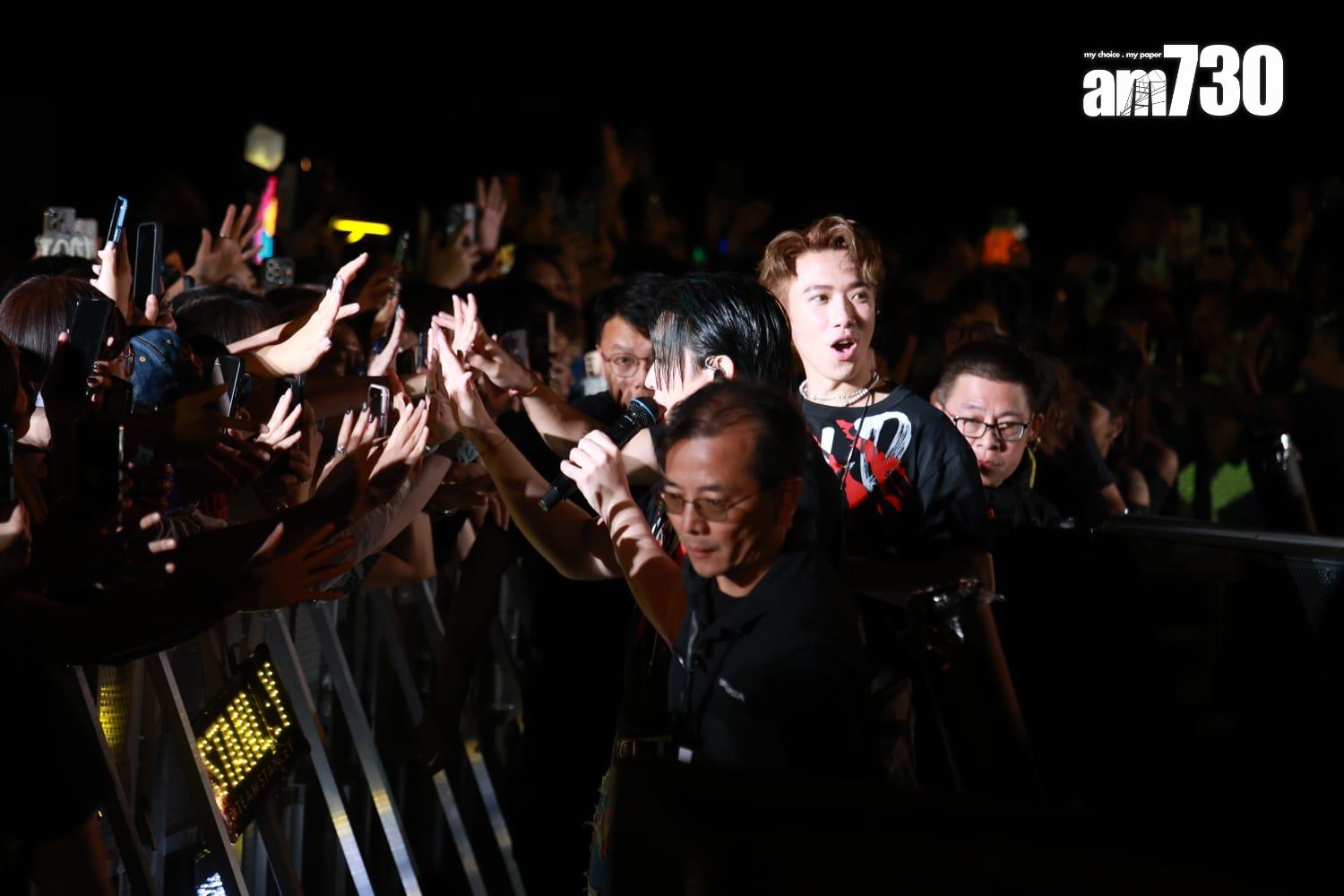 MIRROR四子在《Wild and Gentle Live 2025》encore時段走落台與觀眾近距離接觸,全場high爆。(羅錦鴻攝)