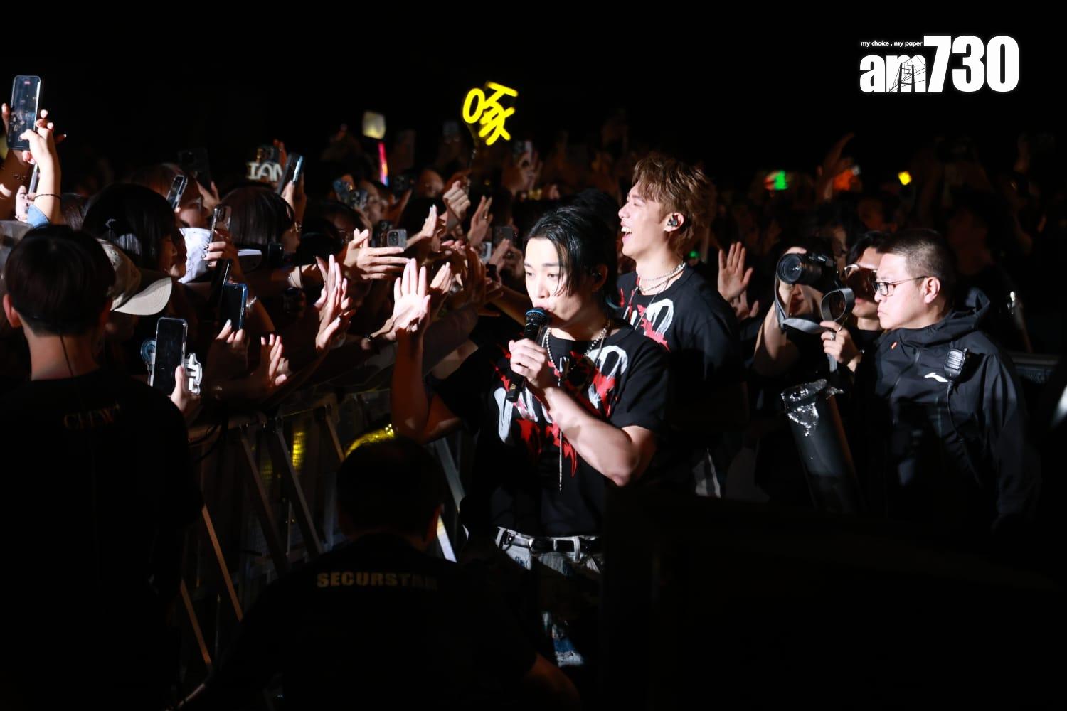 MIRROR四子在《Wild and Gentle Live 2025》encore時段走落台與觀眾近距離接觸,全場high爆。(羅錦鴻攝)