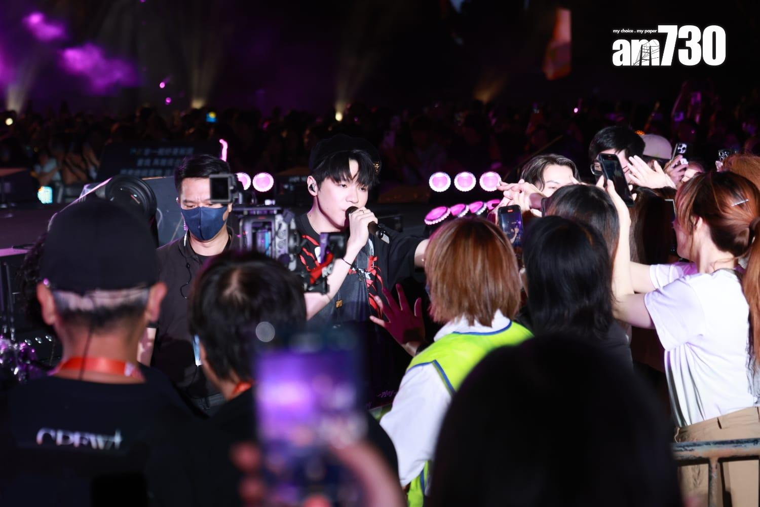 MIRROR四子在《Wild and Gentle Live 2025》encore時段走落台與觀眾近距離接觸,全場high爆。(羅錦鴻攝)