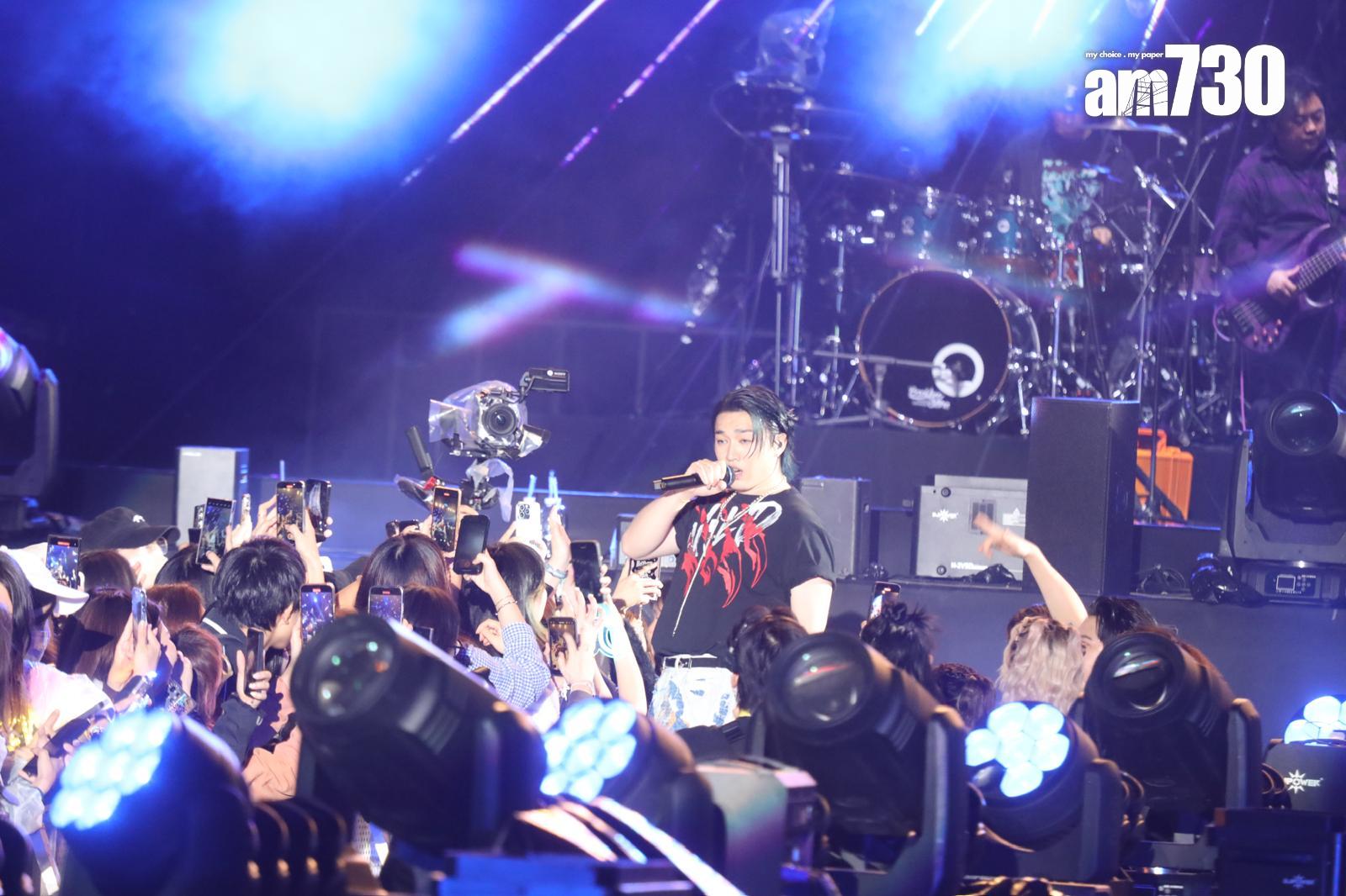 四子走落台與觀眾近距離接觸,Jer更多次唱到企上欄杆。(娛樂組攝)