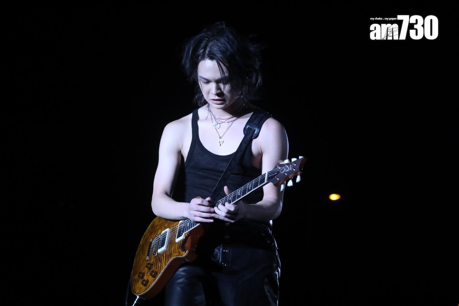 Tiger邱傲然背心上陣,背著結他,準備rock爆舞台。(娛樂組攝)