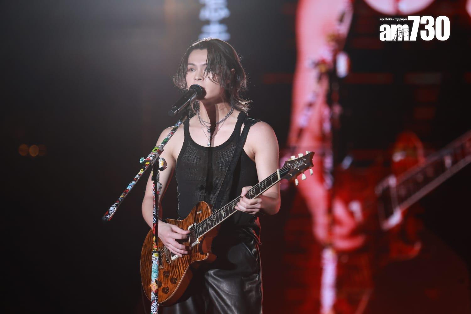 邱傲然Tiger在《Wild and Gentle Live 2025》演唱會首唱新歌,開心聽到全場大合唱。(羅錦鴻攝)