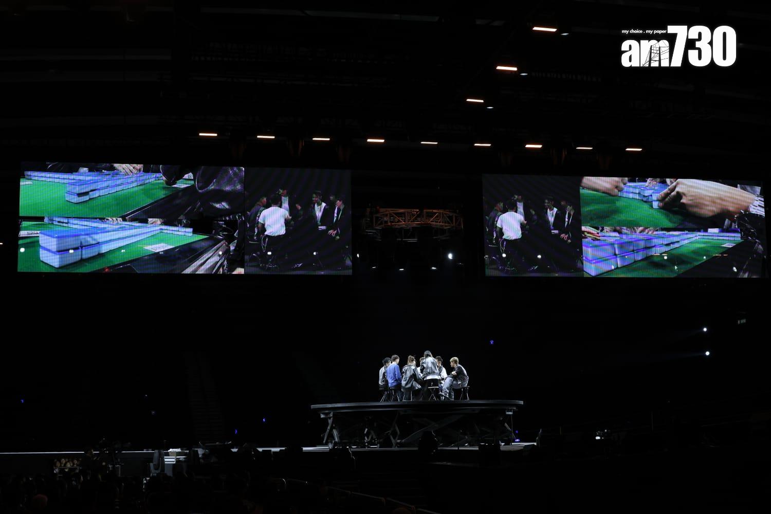 6膠首度合體開騷《膠戰 RUN FOR YOUR LIVE》,在會展舞台上,8,000觀眾前開枱打麻雀。(林俊源攝)