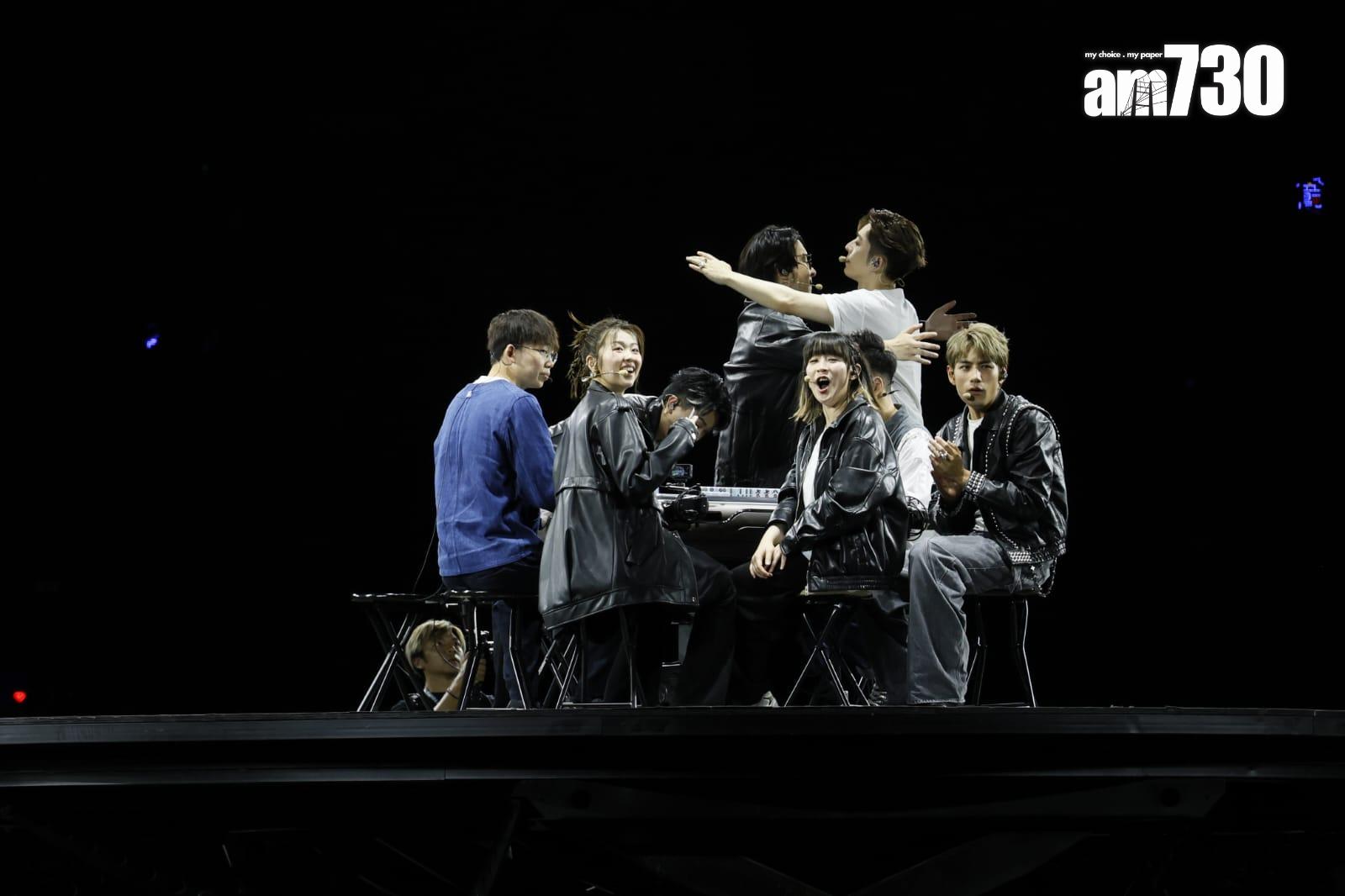 6膠首度合體開騷《膠戰 RUN FOR YOUR LIVE》,在會展舞台上,8,000觀眾前開枱打麻雀。(林俊源攝)