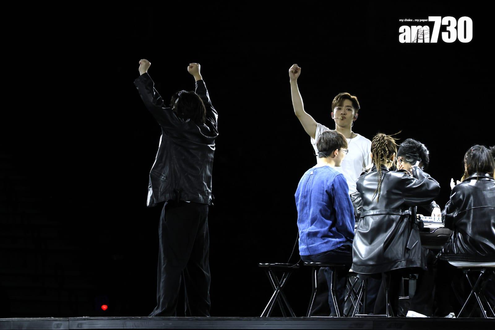 6膠首度合體開騷《膠戰 RUN FOR YOUR LIVE》,在會展舞台上,8,000觀眾前開枱打麻雀。(林俊源攝)