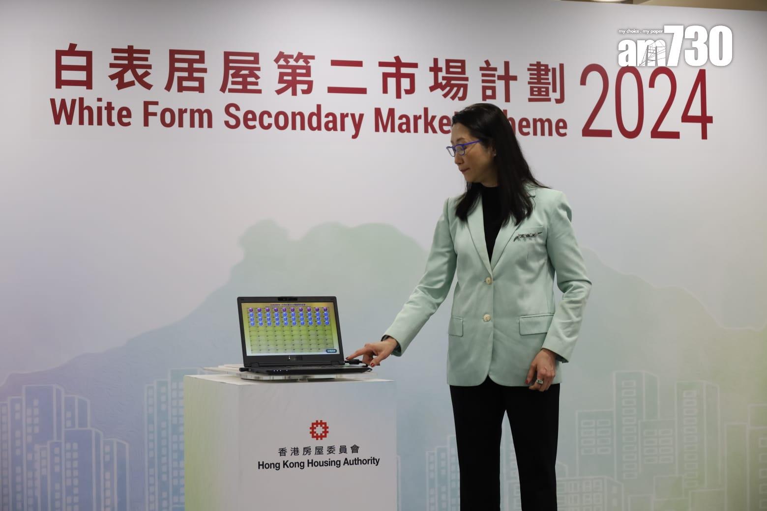 攪珠儀式由房委會資助房屋小組委員會主席黃碧如主持。(鍾式明攝)