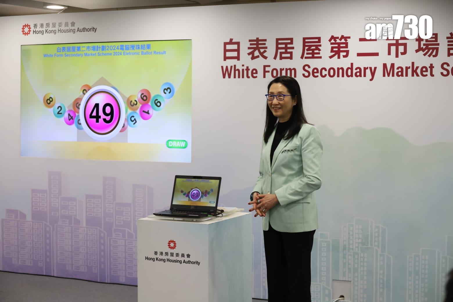 攪珠儀式由房委會資助房屋小組委員會主席黃碧如主持。(鍾式明攝)