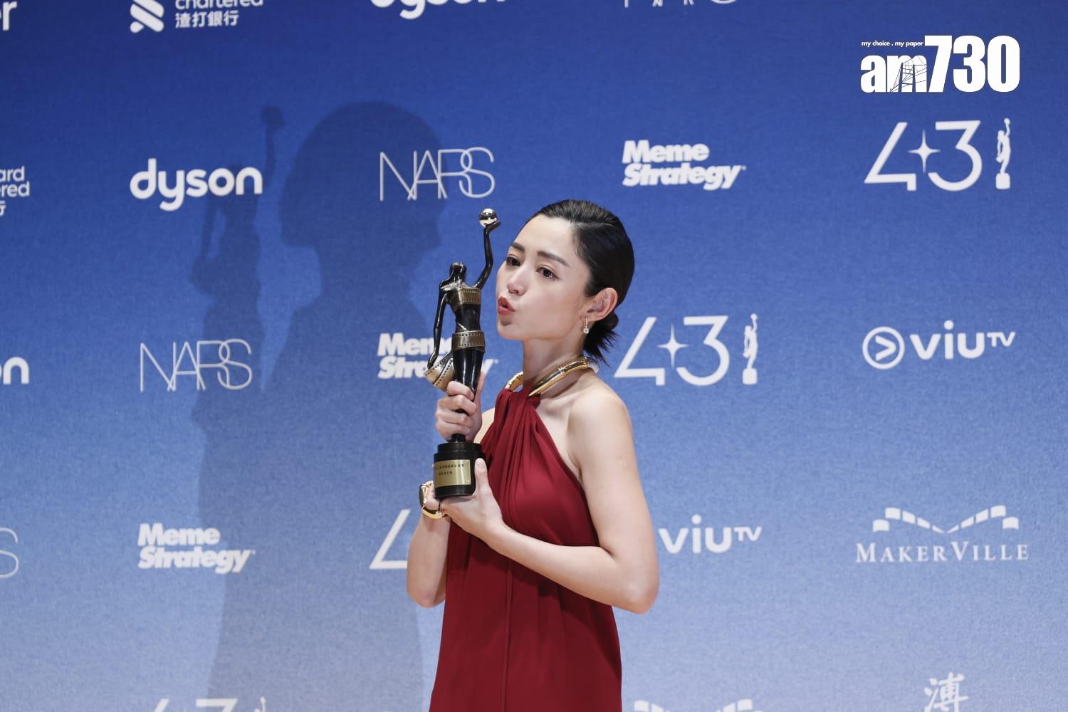 衛詩雅首奪金像影后,親吻獎座。(蘇文傑攝)