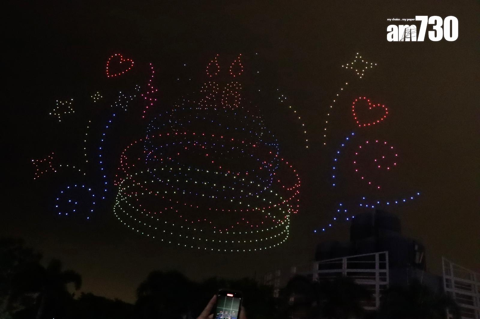 無人機滙演砌出慶祝姜濤26歲生日的圖案。(娛樂組攝)