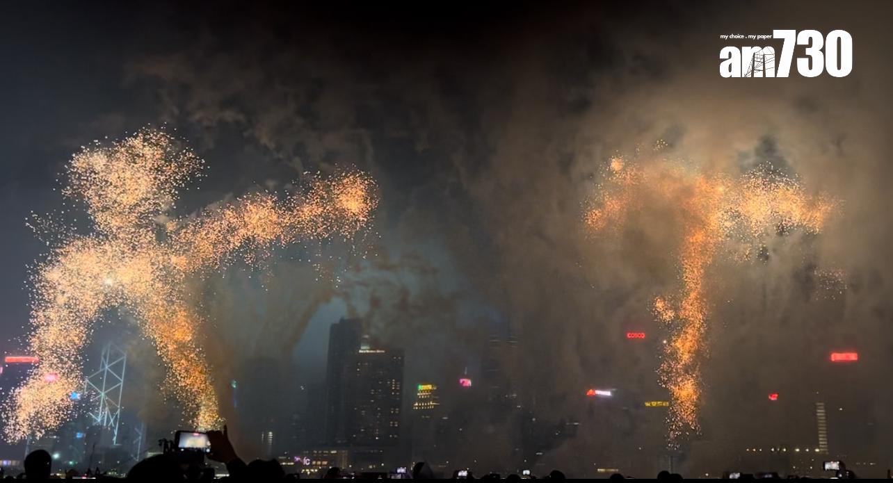 西九上空的煙火滙演,「KT」閃現。(娛樂組攝)