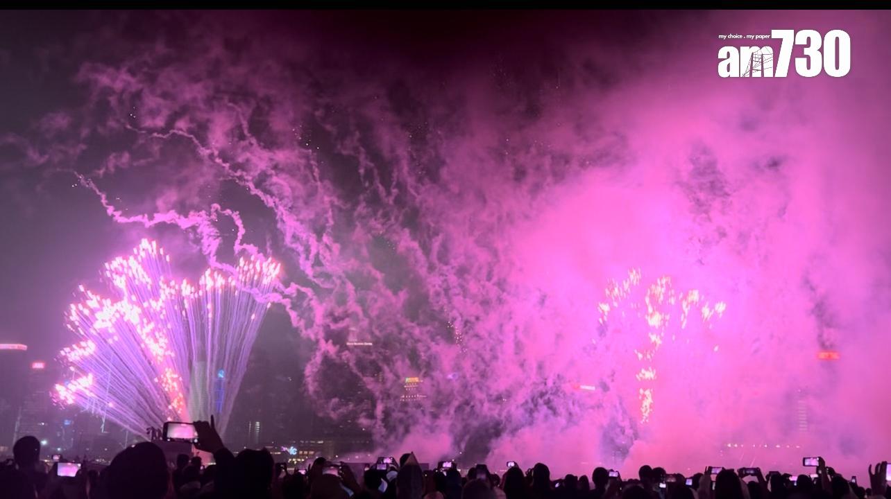 西九上空的煙火滙演,「KT」閃現。(娛樂組攝)