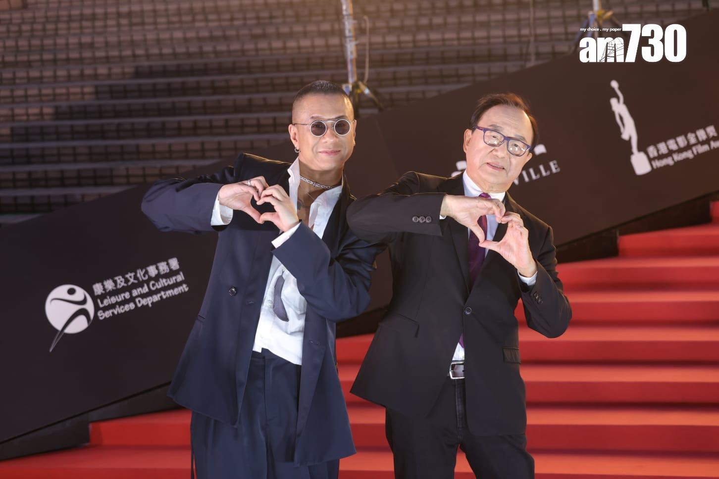 許冠文與朱栢康父子檔擺心心甫士合照。