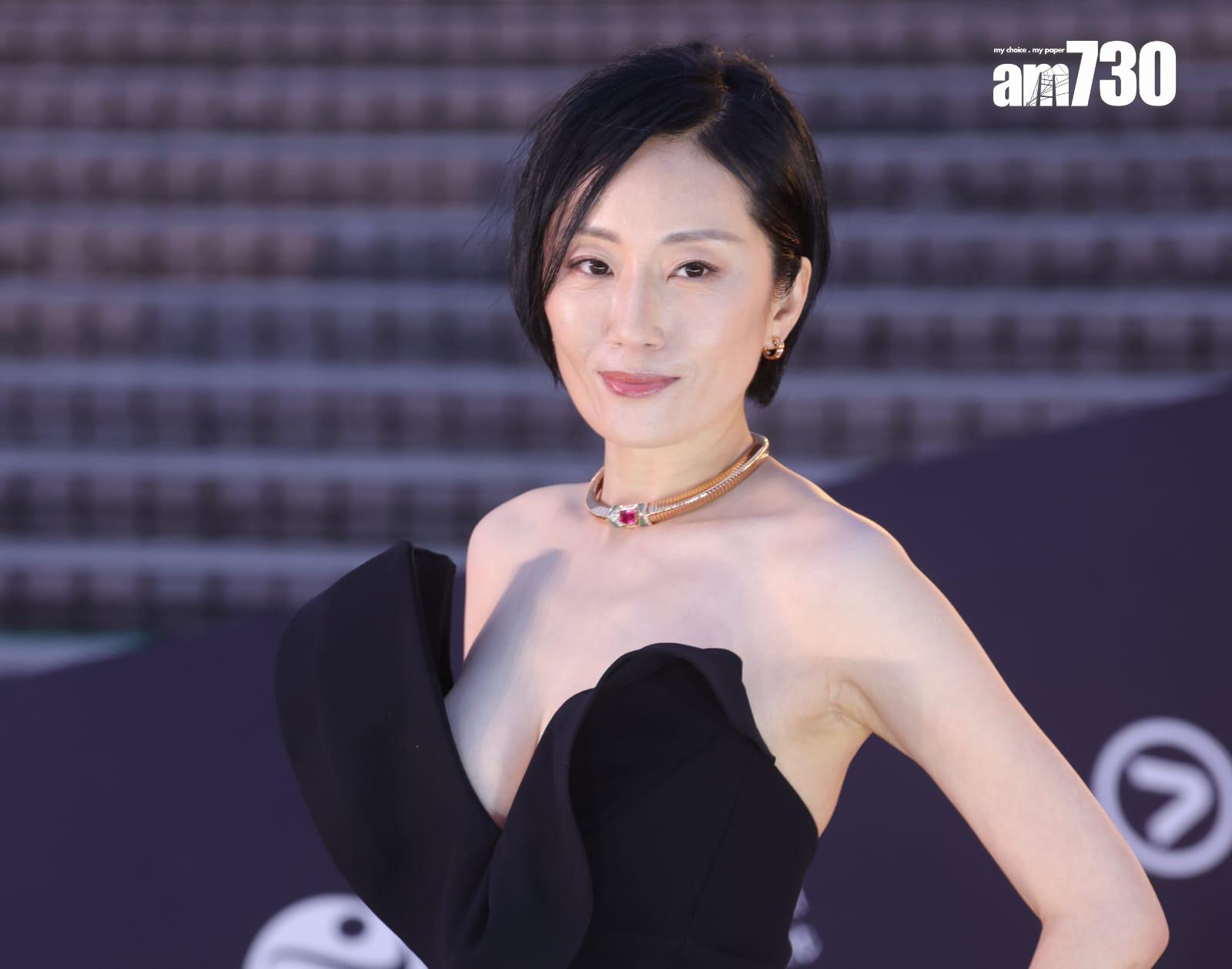 谷祖琳打扮非常性感。