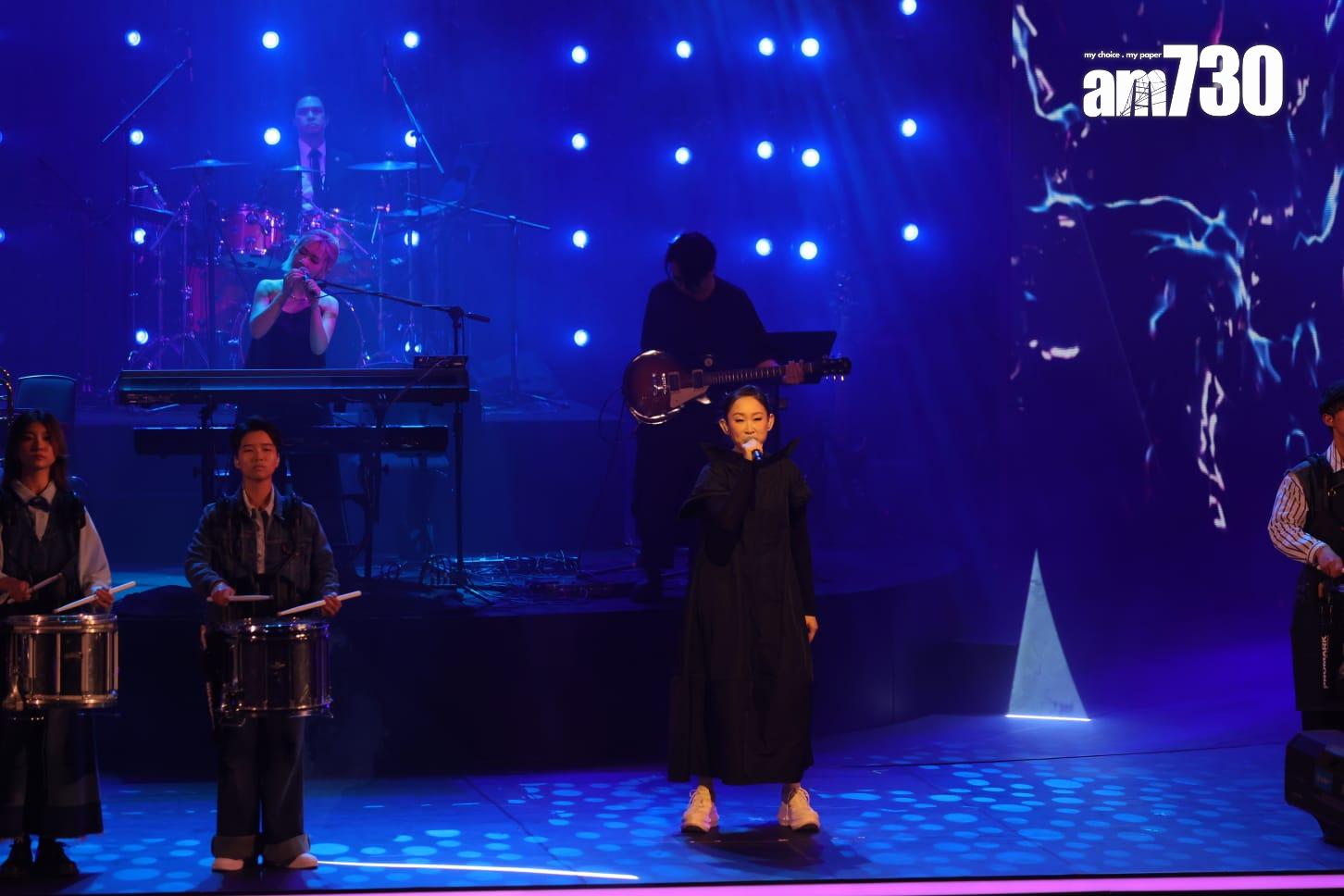 由許恩怡跳舞及、王菀之(Ivana Wong)唱出《水百合》為金像獎揭開序幕。