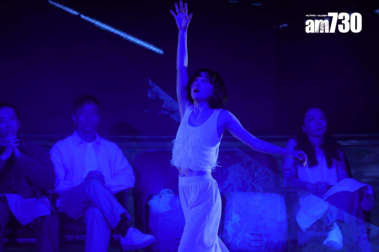 由許恩怡跳舞及、王菀之(Ivana Wong)唱出《水百合》為金像獎揭開序幕。