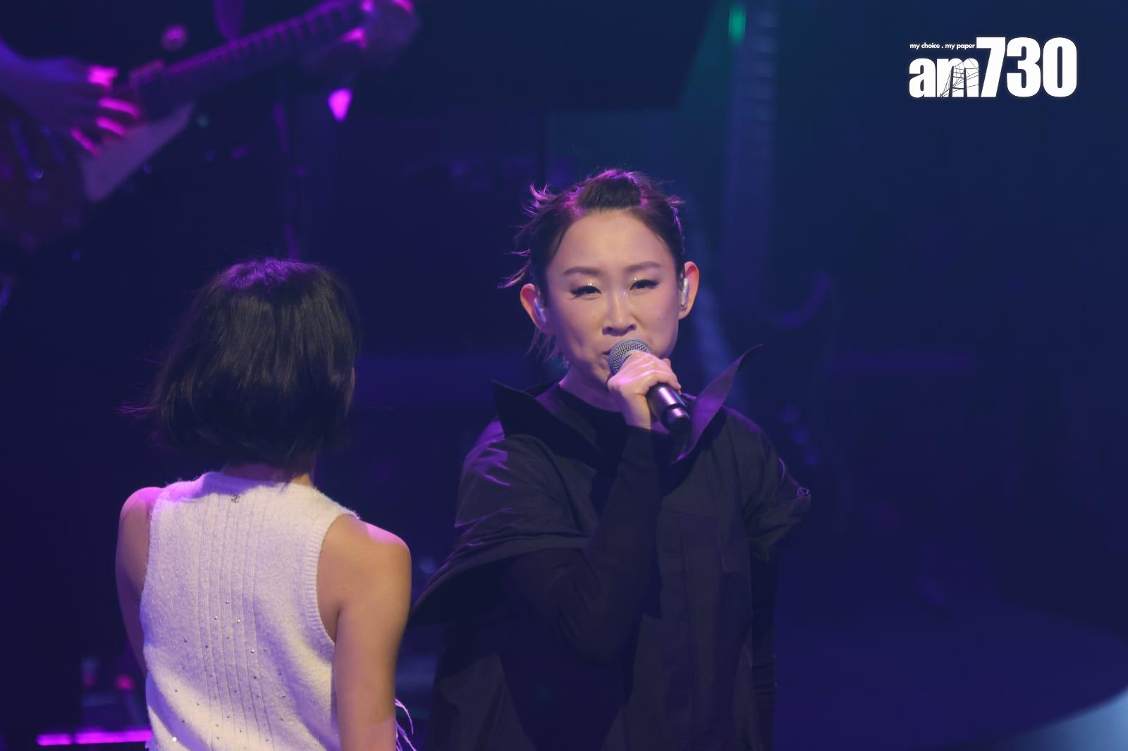 由許恩怡跳舞及、王菀之(Ivana Wong)唱出《水百合》為金像獎揭開序幕。