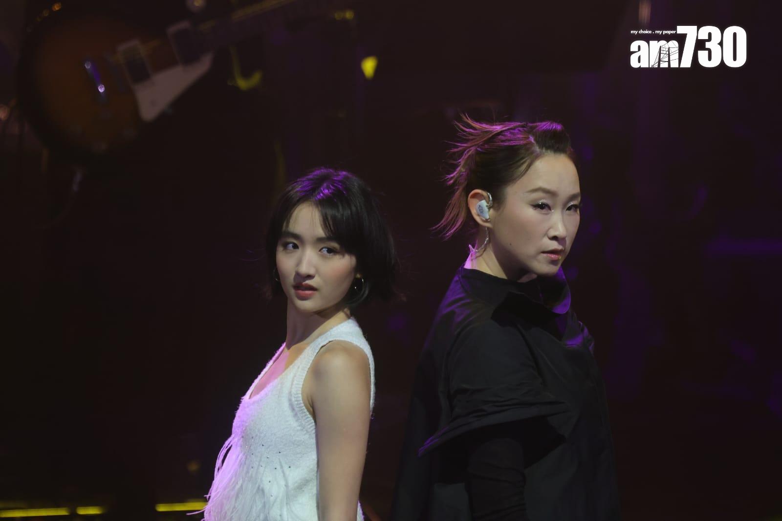 由許恩怡跳舞及、王菀之(Ivana Wong)唱出《水百合》為金像獎揭開序幕。