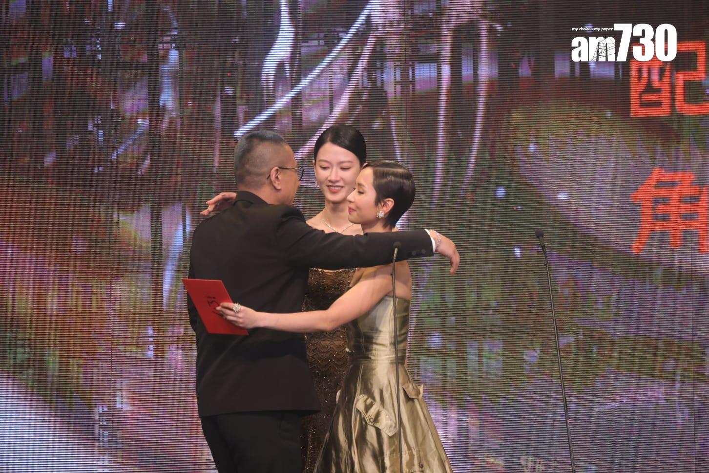 朱栢康獲廖子妤、梁雍婷抱抱恭喜。 (吳康琦攝)