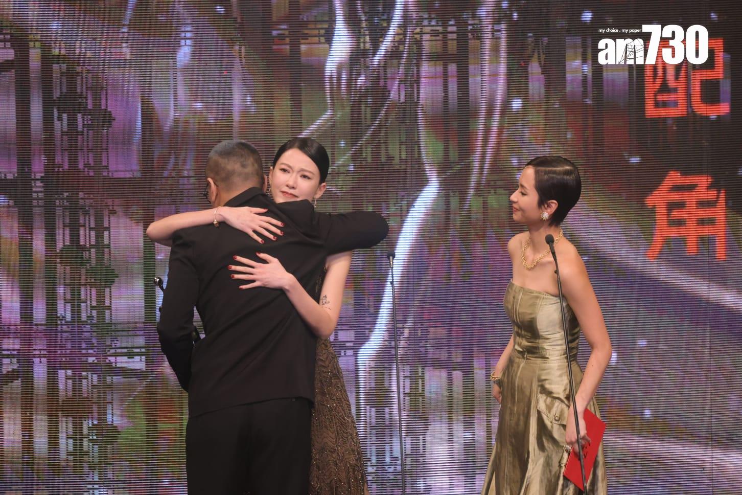 朱栢康獲廖子妤、梁雍婷抱抱恭喜。 (吳康琦攝)